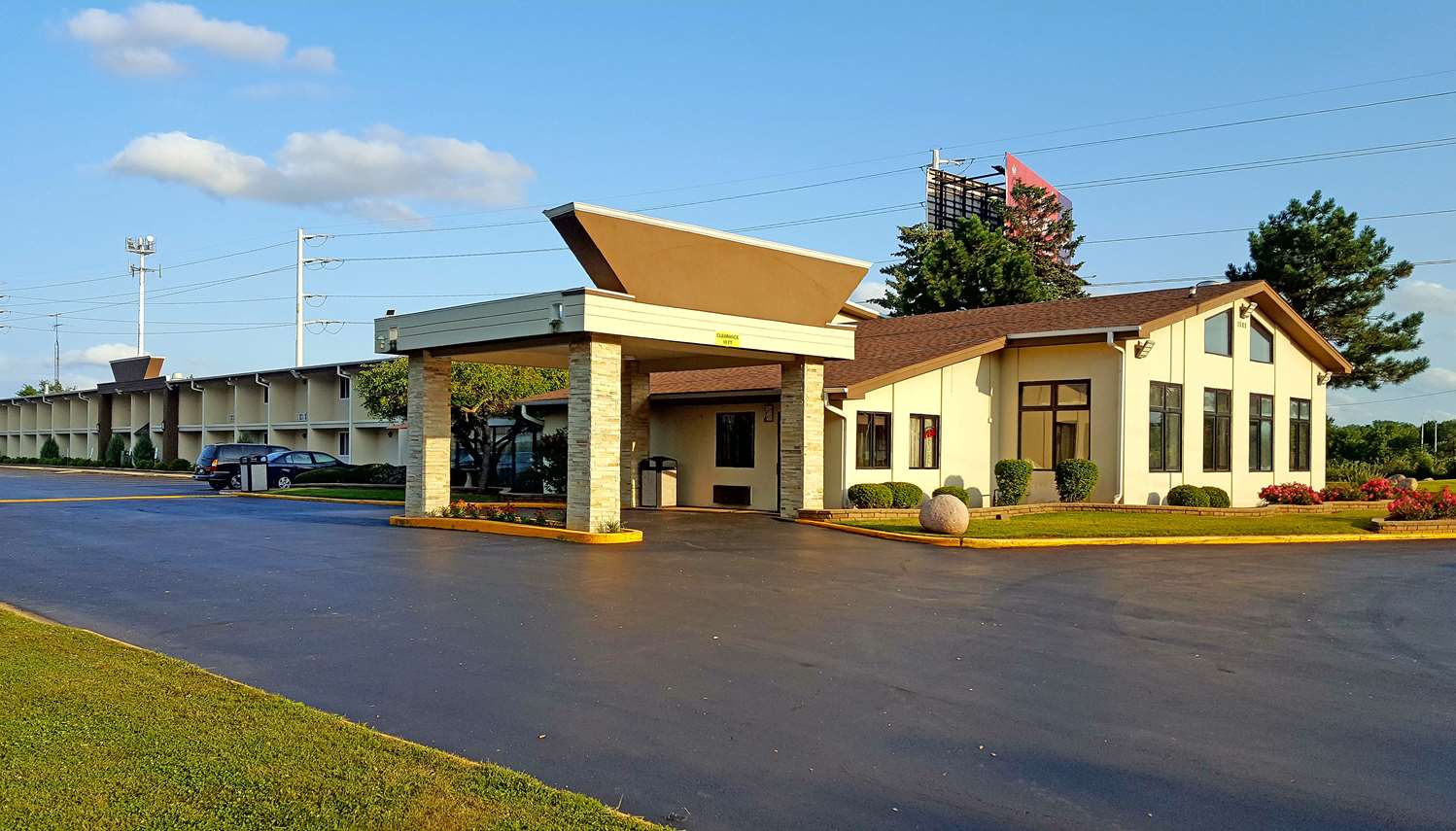Lexington Inn & Suites Elgin, IL See Discounts
