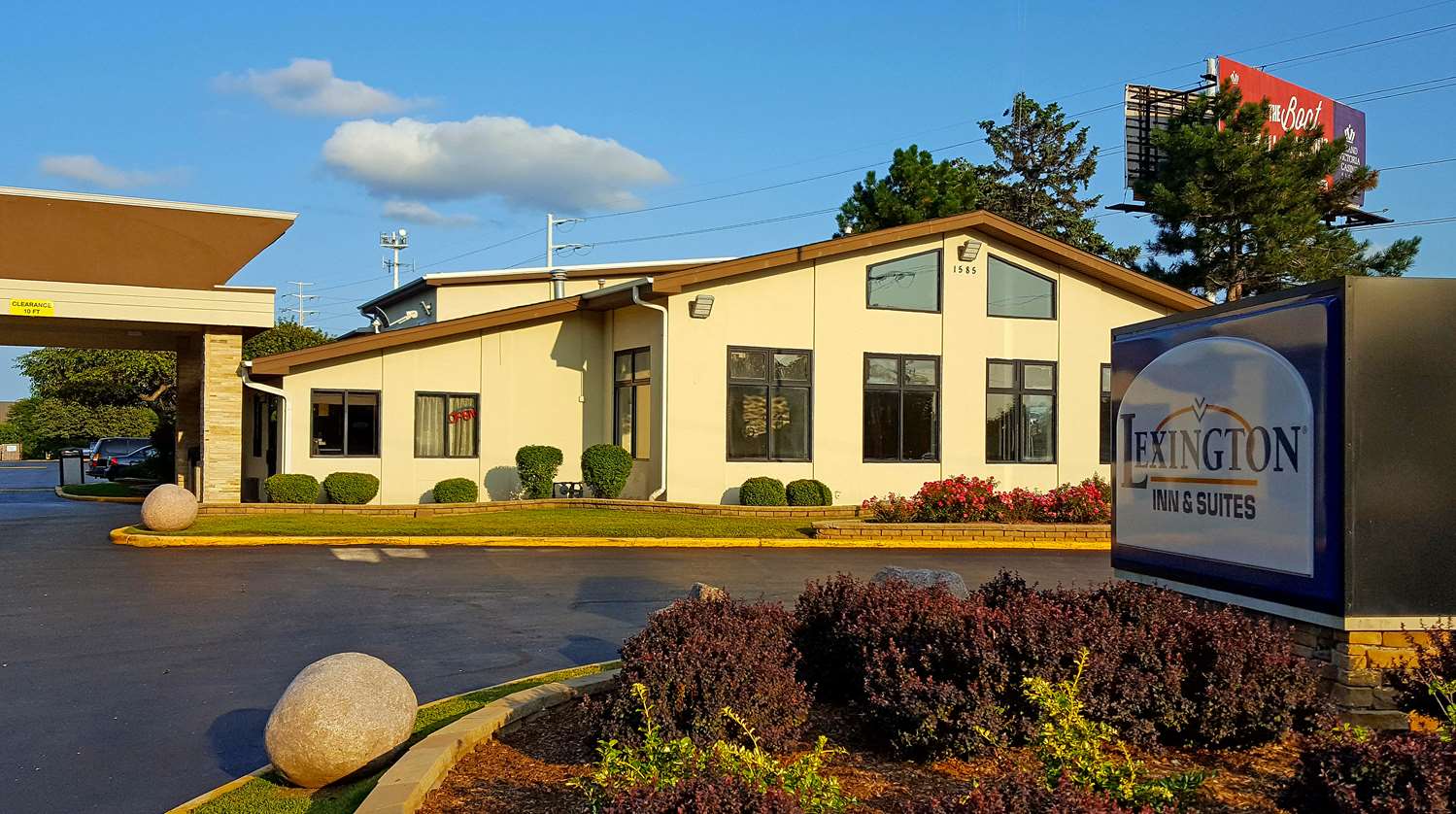 Lexington Inn & Suites Elgin, IL See Discounts