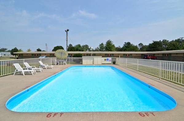 Pool - Americas Best Value Inn Iola