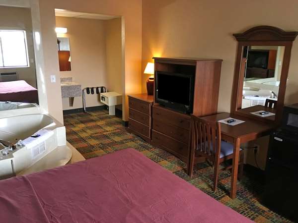 Suite - Americas Best Value Inn Livonia - I-96, Exit 177