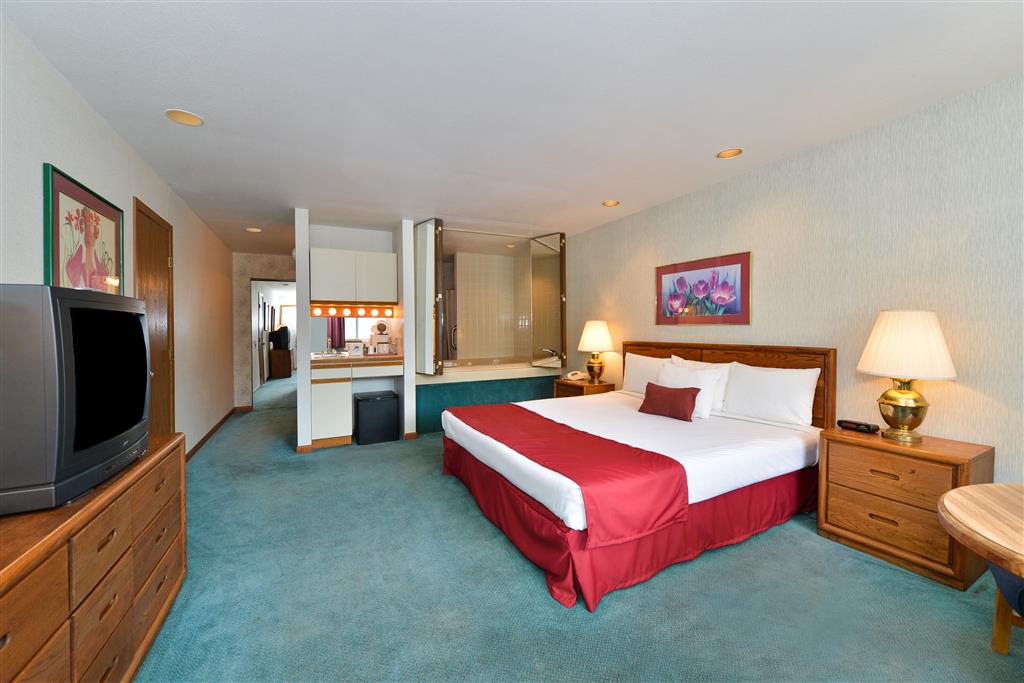 TRAVELODGE BY WYNDHAM MACKINAW CITY-guestroom-Guest Room,Suite,Indoor/Interior,On-Site.jpg