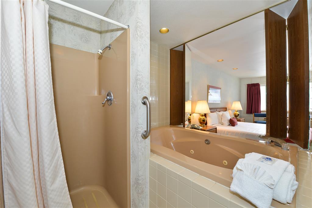 TRAVELODGE BY WYNDHAM MACKINAW CITY-guestroom-Guest Room,Bathroom,Suite,On-Site.jpg