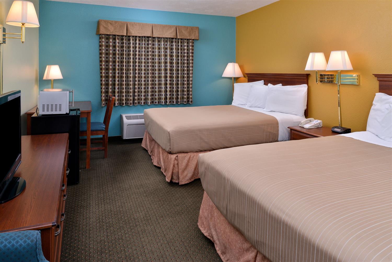 2 Queen Beds image