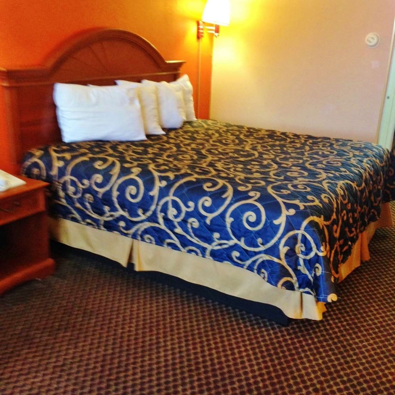 1 King Bed Non-Smoking image