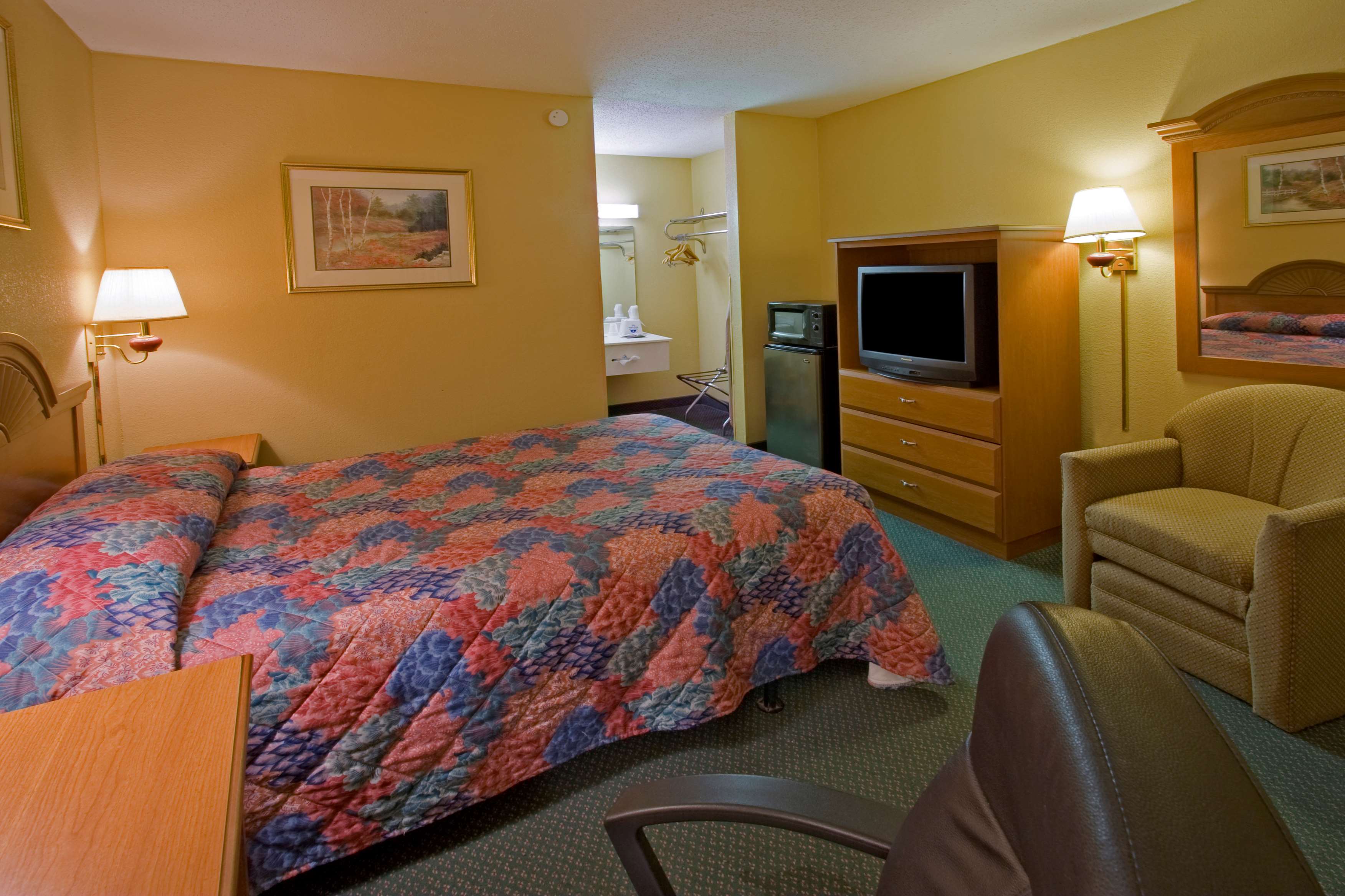 1 King Bed Non Smoking image