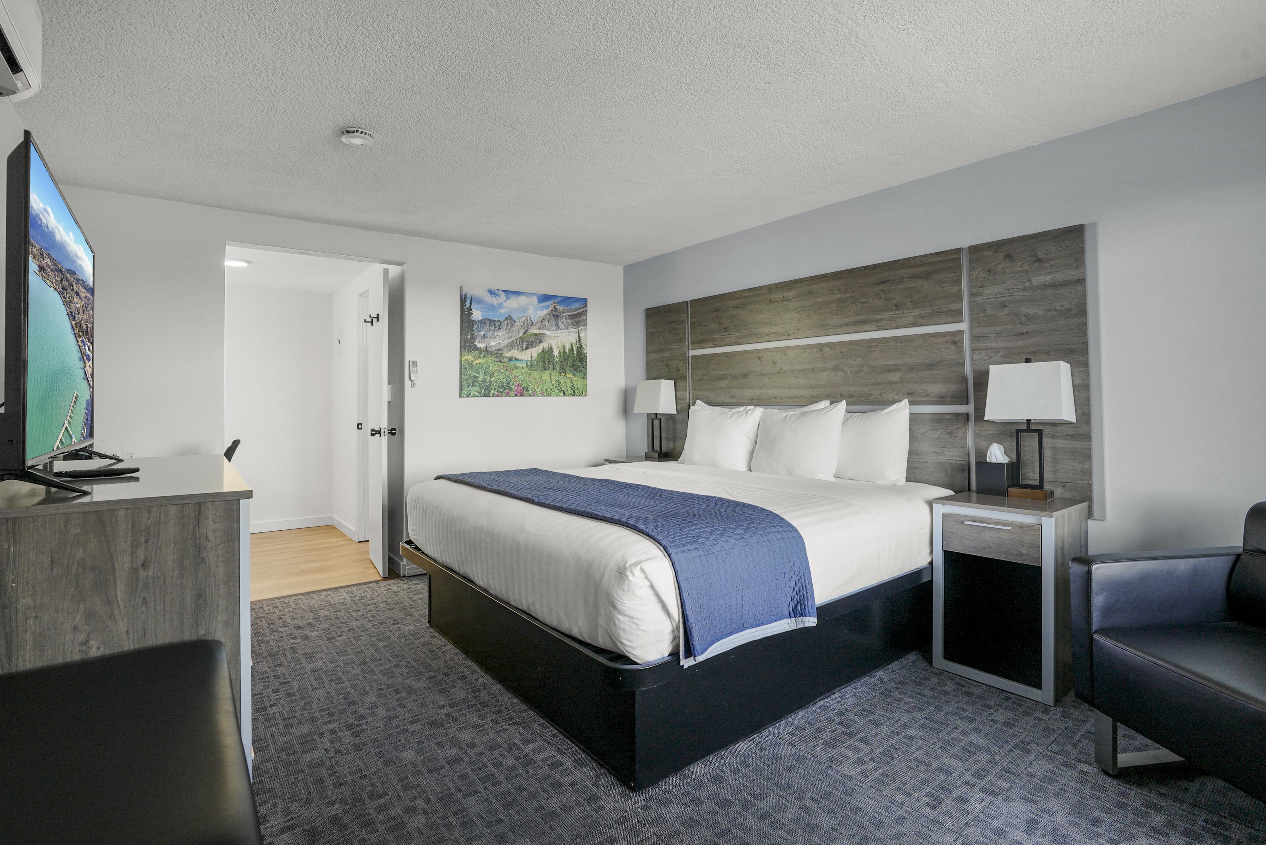 1 King Bed, Partial Lake View image