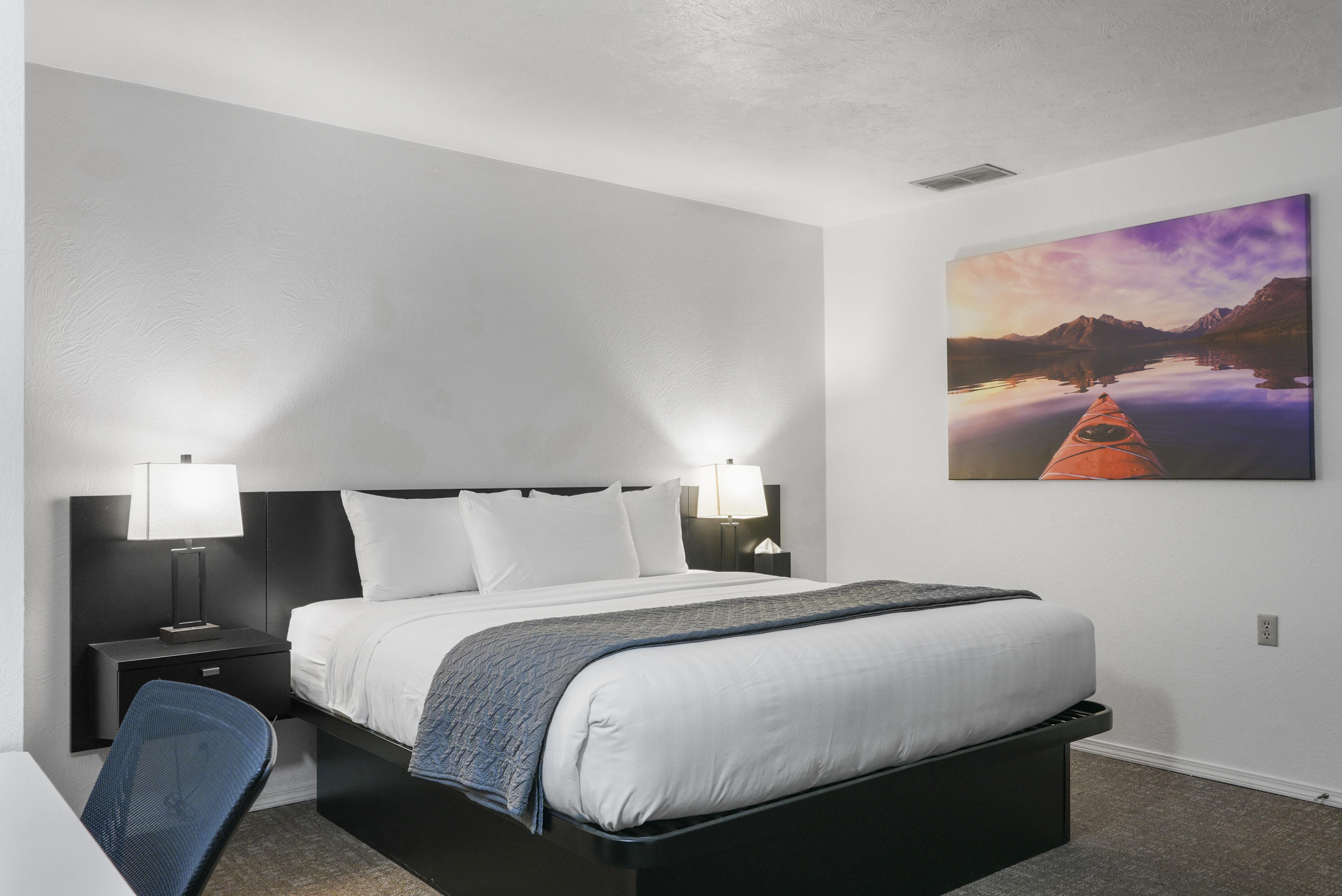 1 King Bed, No Window (Interior Access) image