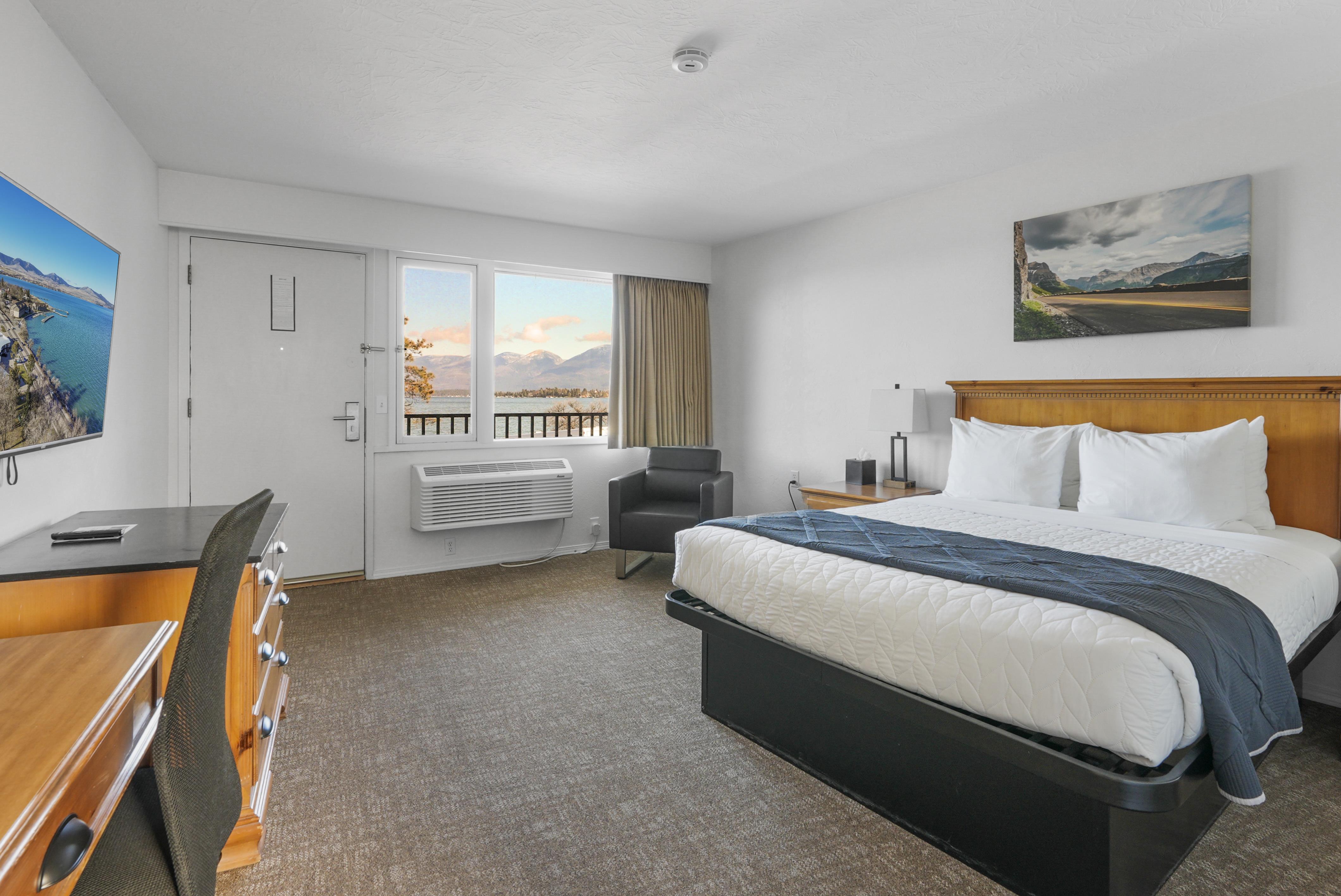1 Queen Bed, Partial Lake View image