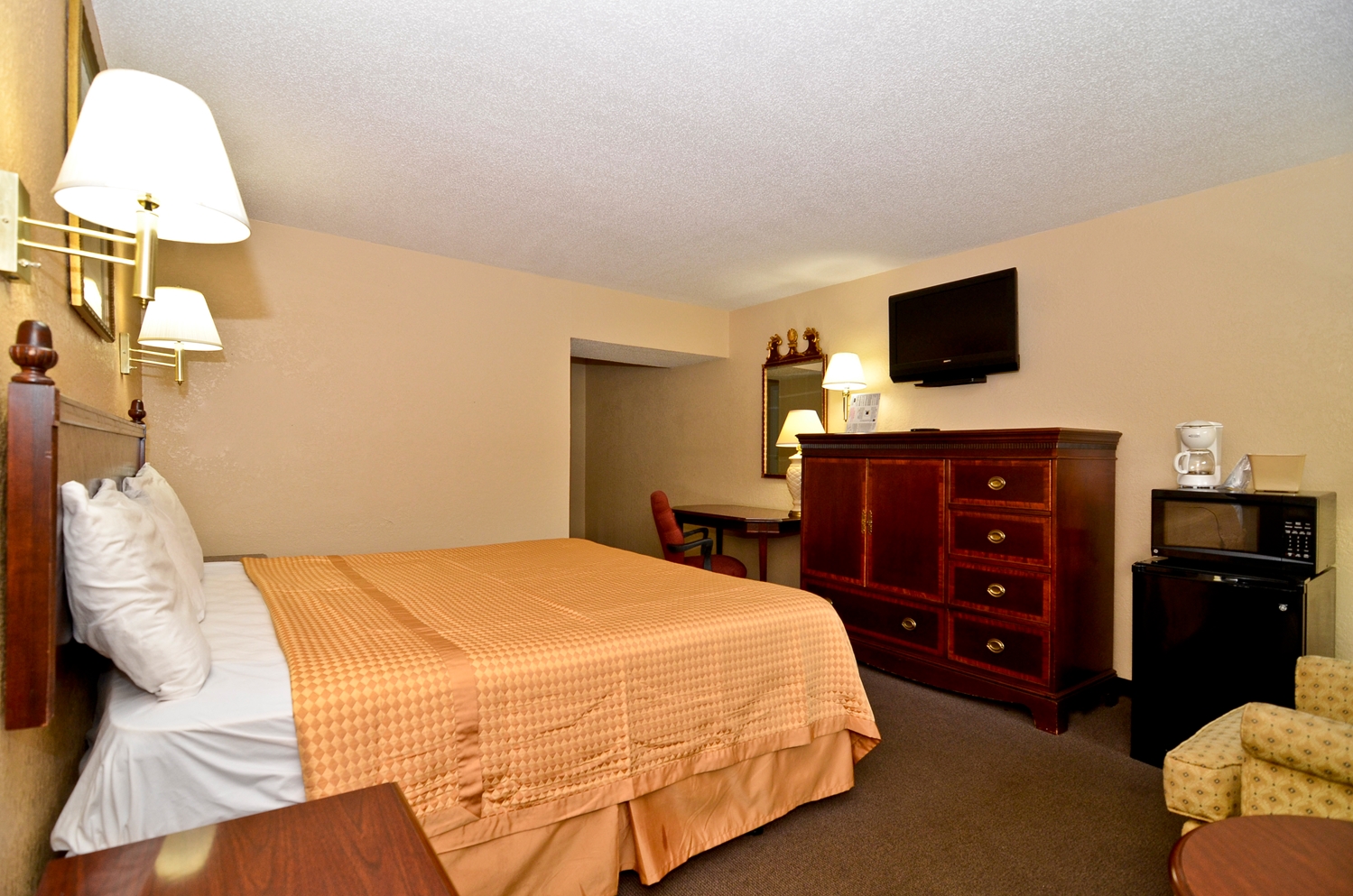 1 King Bed Non-Smoking image