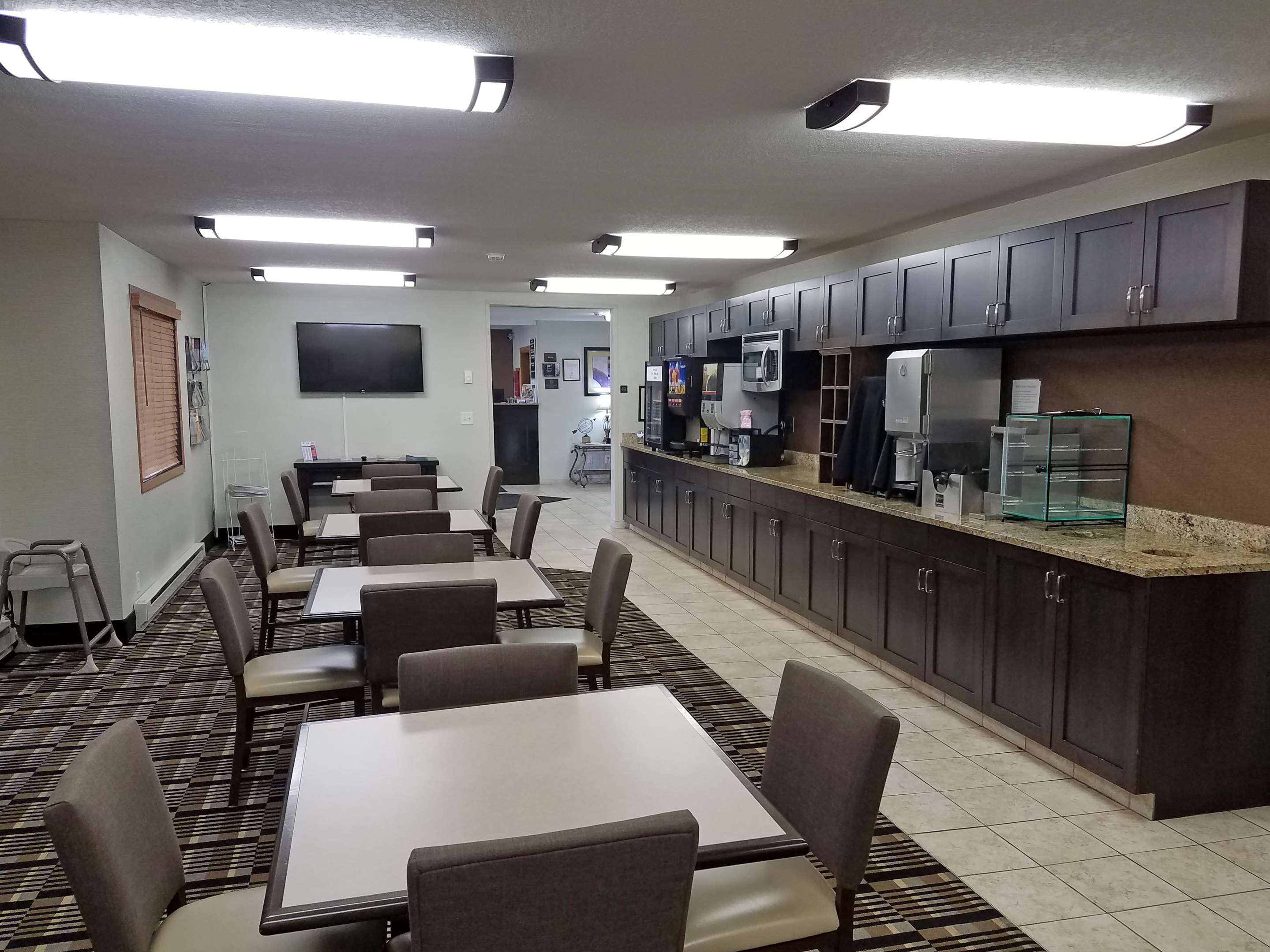 Breakfast Area | Americas Best Value Inn & Suites Bismarck