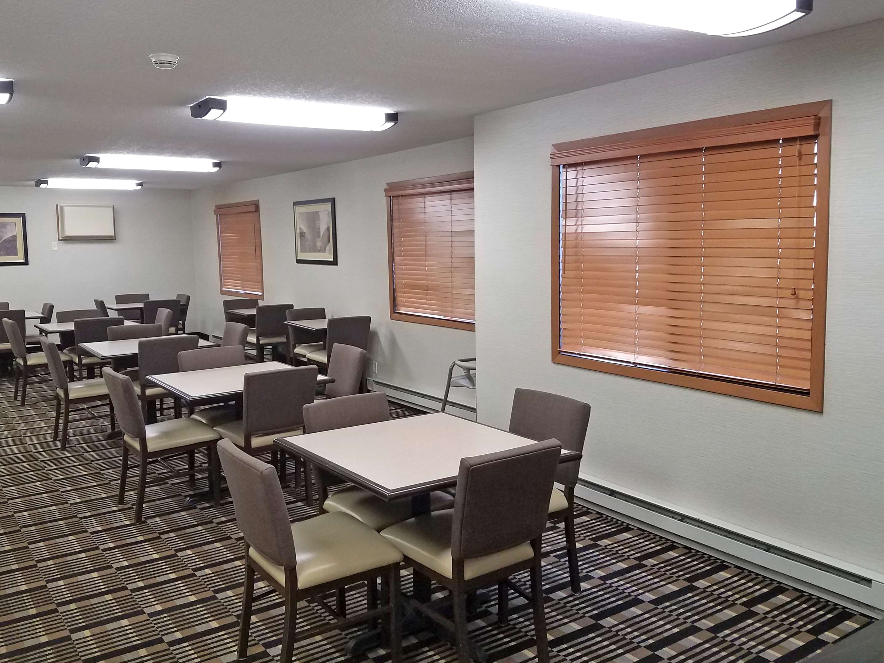 Breakfast Area | Americas Best Value Inn & Suites Bismarck