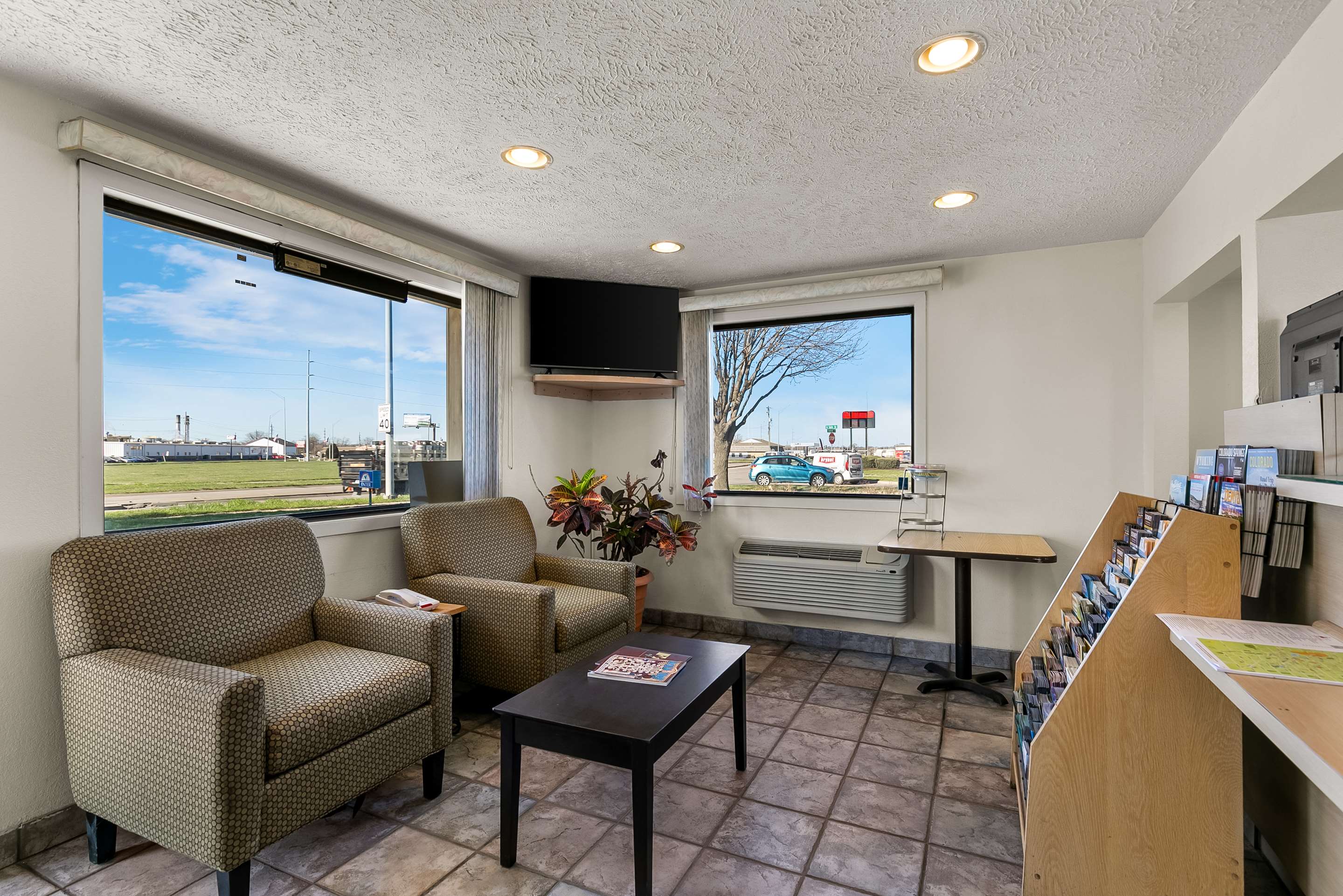 NE Lobby | Americas Best Value Inn Lincoln