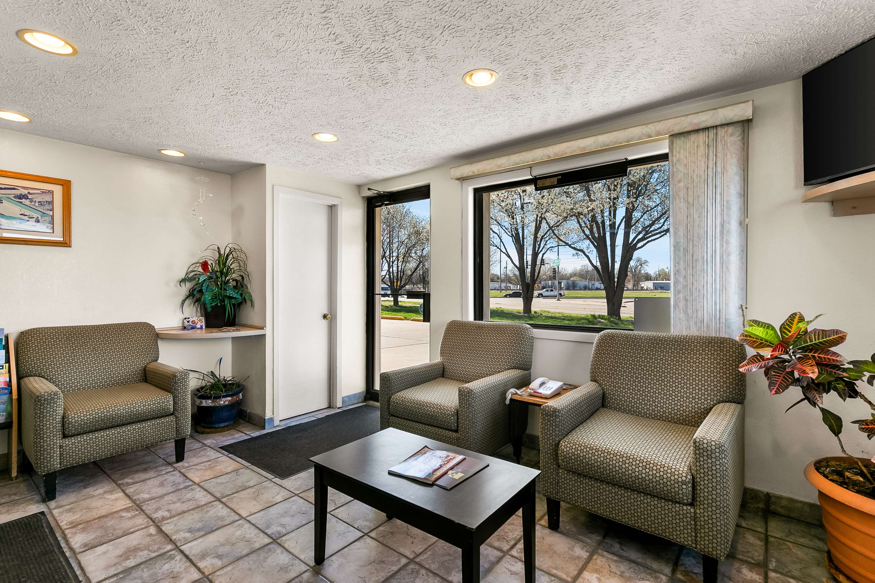 NE Lobby | Americas Best Value Inn Lincoln