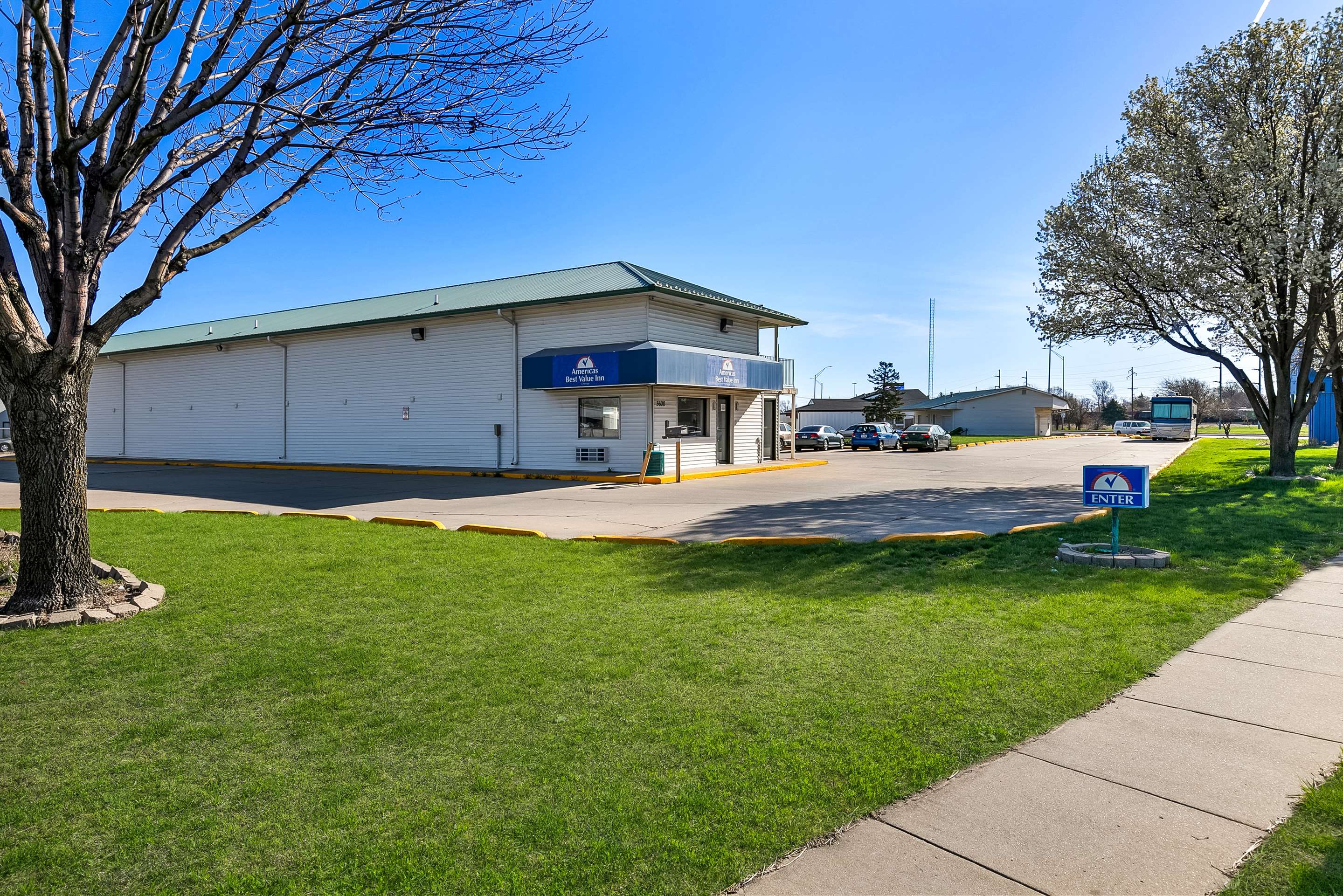 NE Exterior | Americas Best Value Inn Lincoln