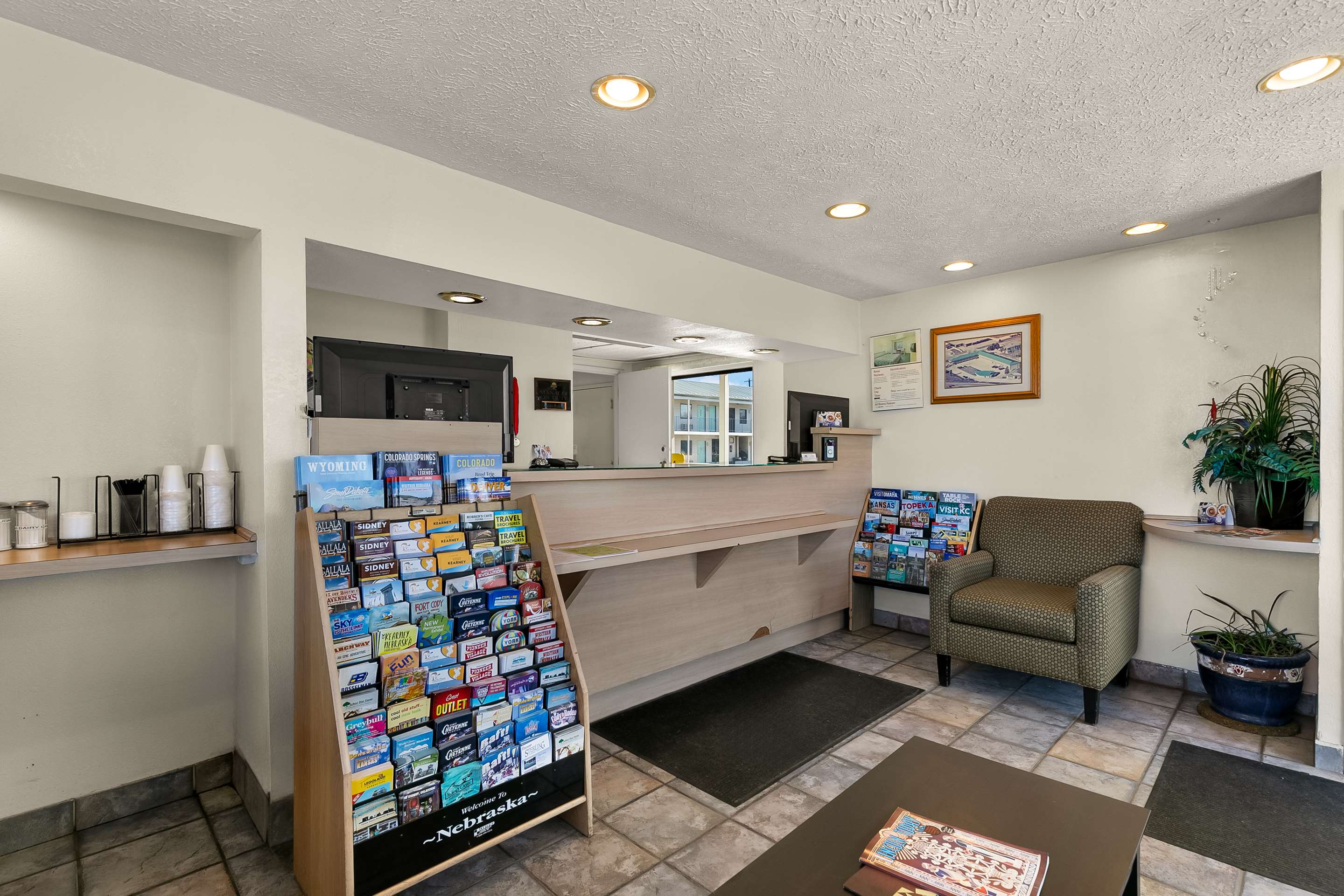 NE Lobby | Americas Best Value Inn Lincoln