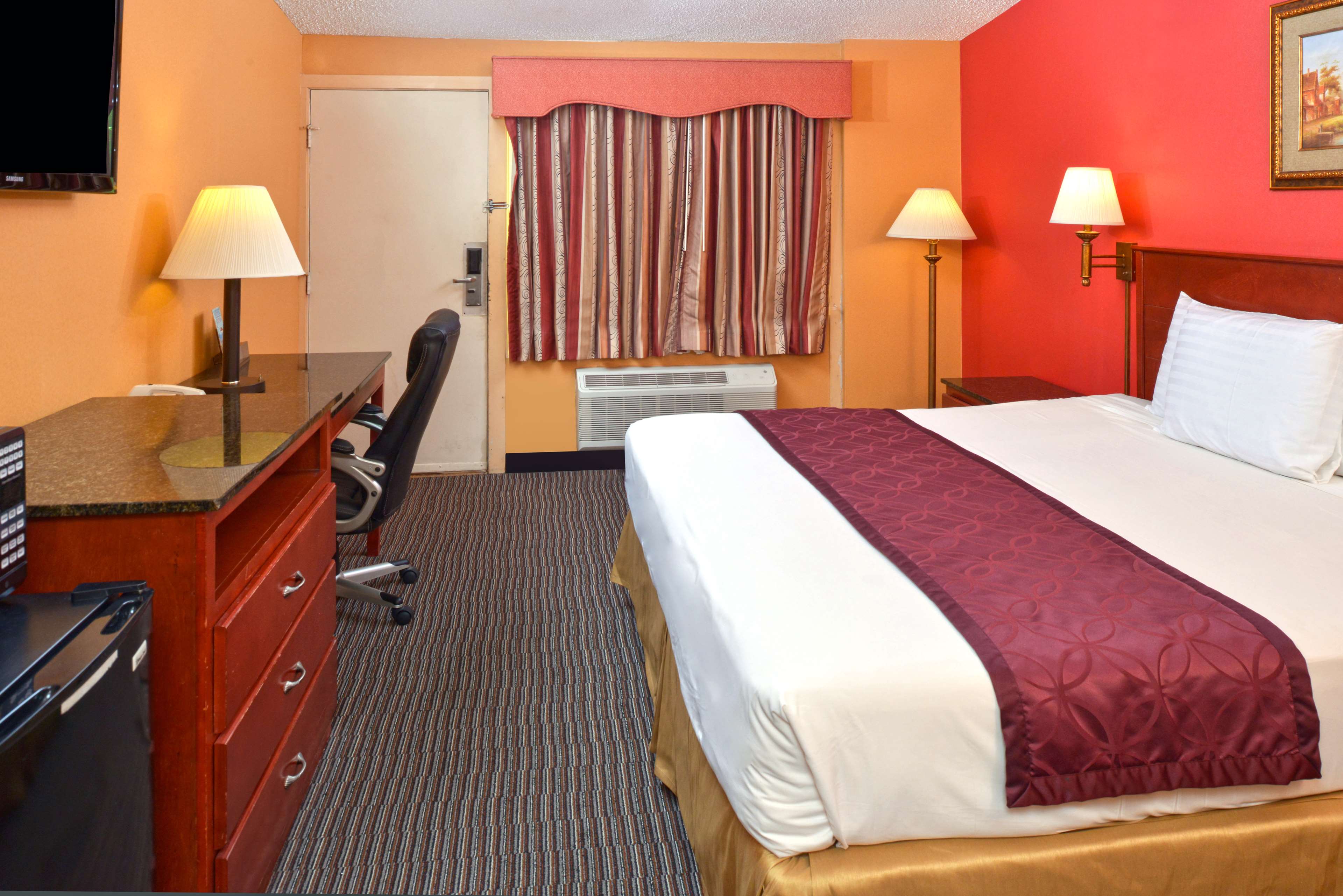 1 King Bed Non-Smoking image