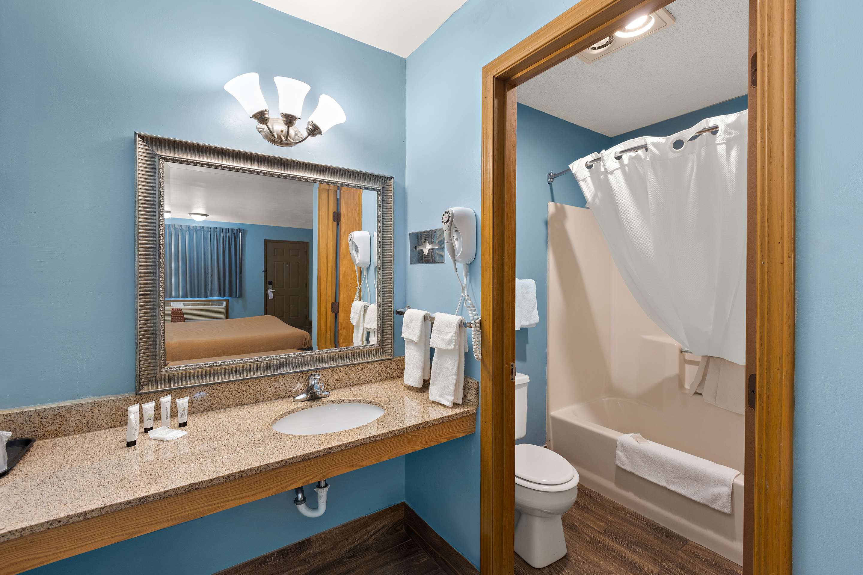 OH KingJacuzzi | Americas Best Value Inn-Celina