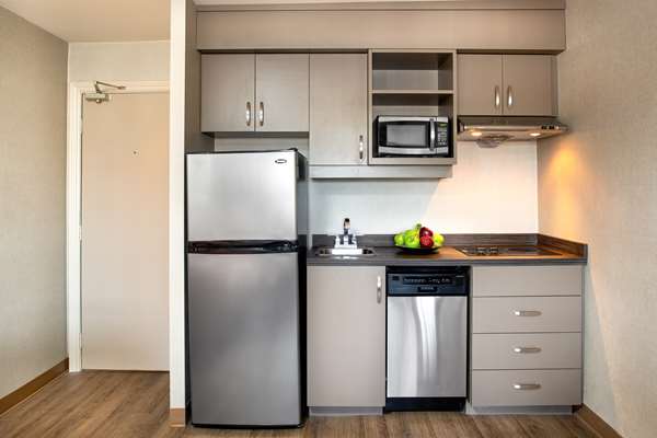 Suite - Canadas Best Value Inn Richmond Hill