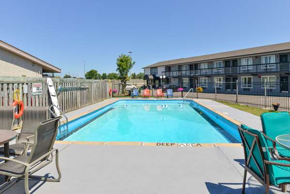 Pool - Canadas Best Value Inn St Catharines