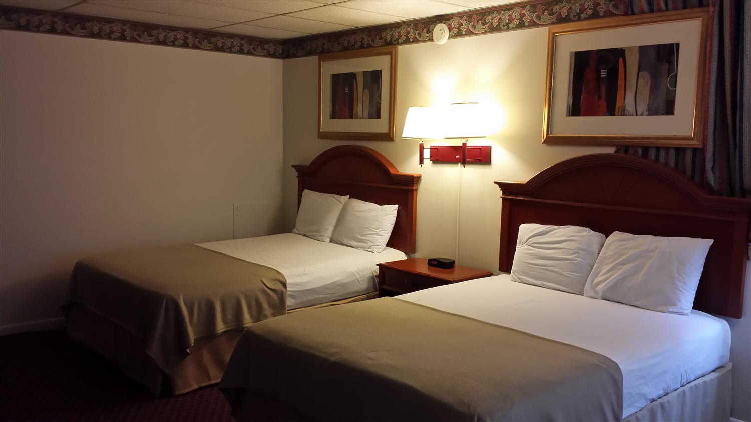2 Queen Beds Non-Smoking image