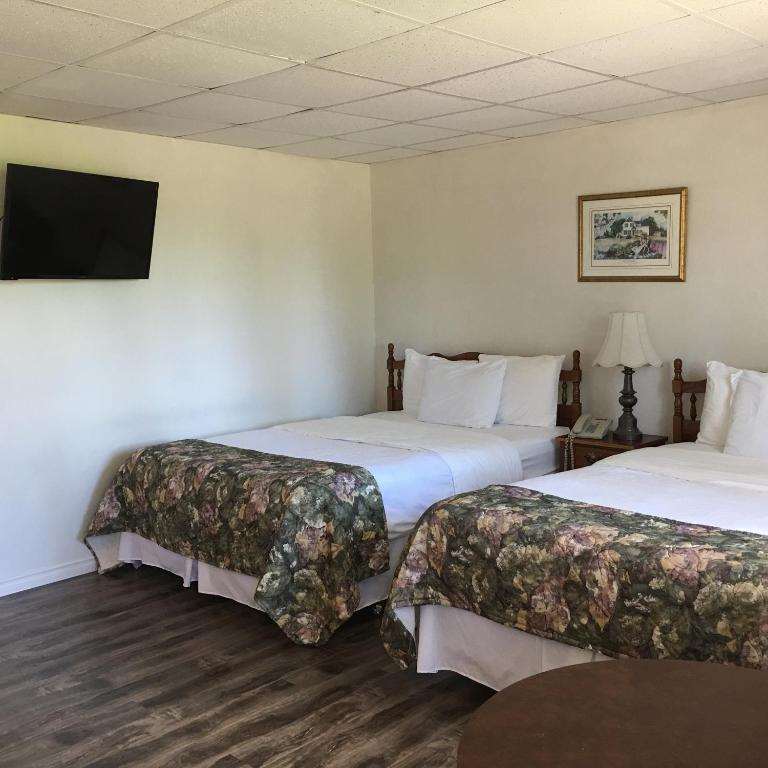 3 Queen Beds Non-Smoking image
