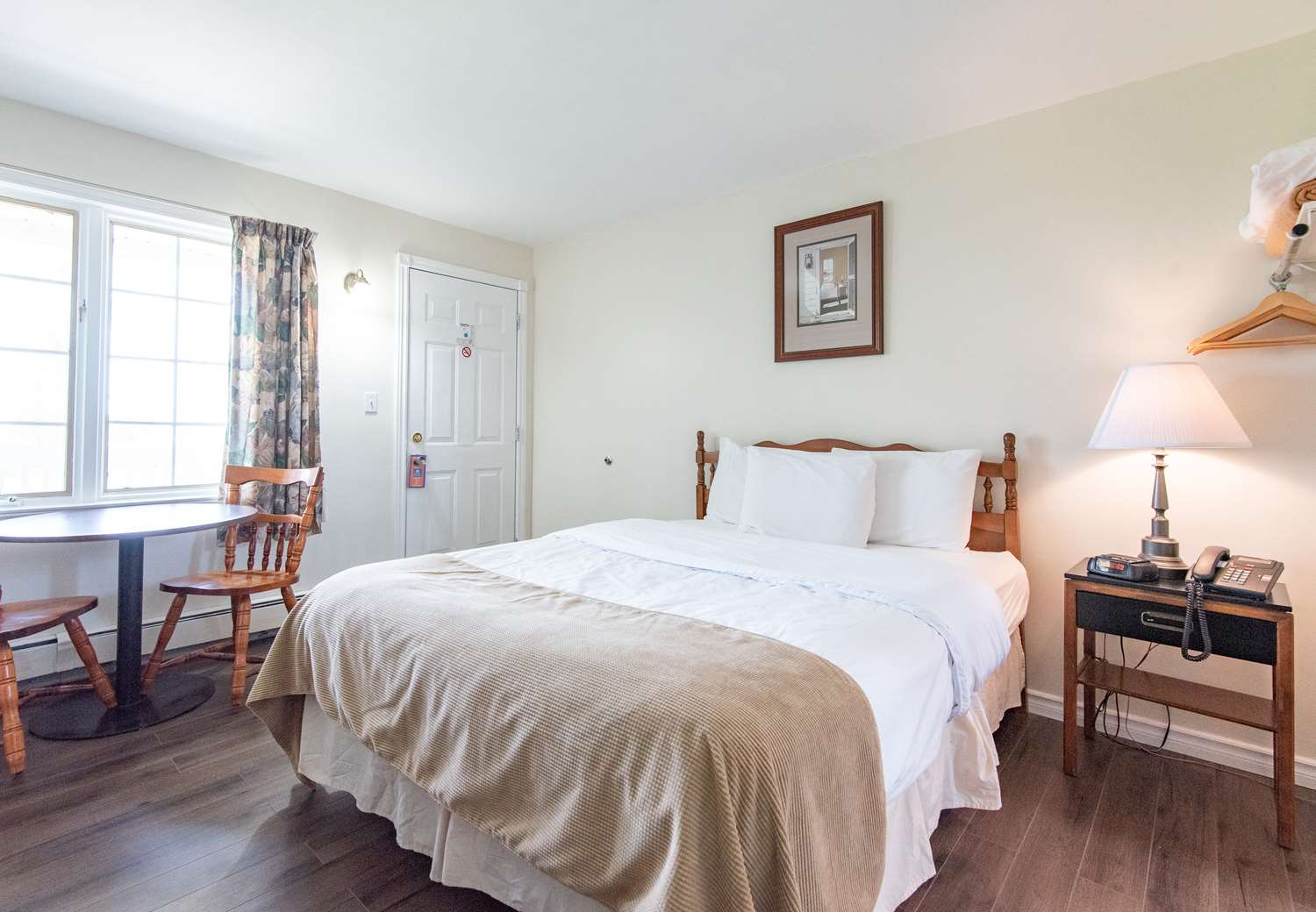 1 Queen Bed Non-Smoking image