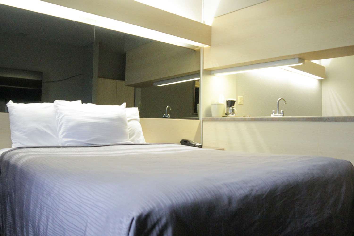 1 Queen Bed Kitchen Suite Non-Smoking image