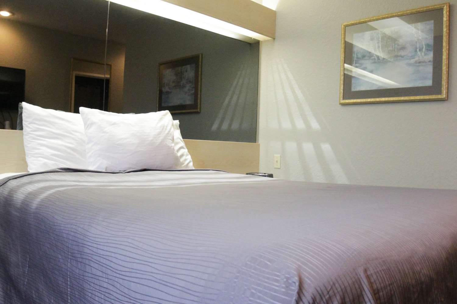 1 Queen Bed Non-Smoking image