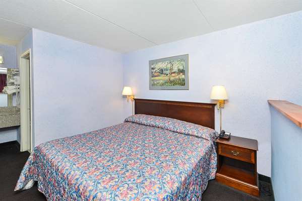 Suite - Americas Best Value Inn & Suites Knoxville - I-75, Exit 108