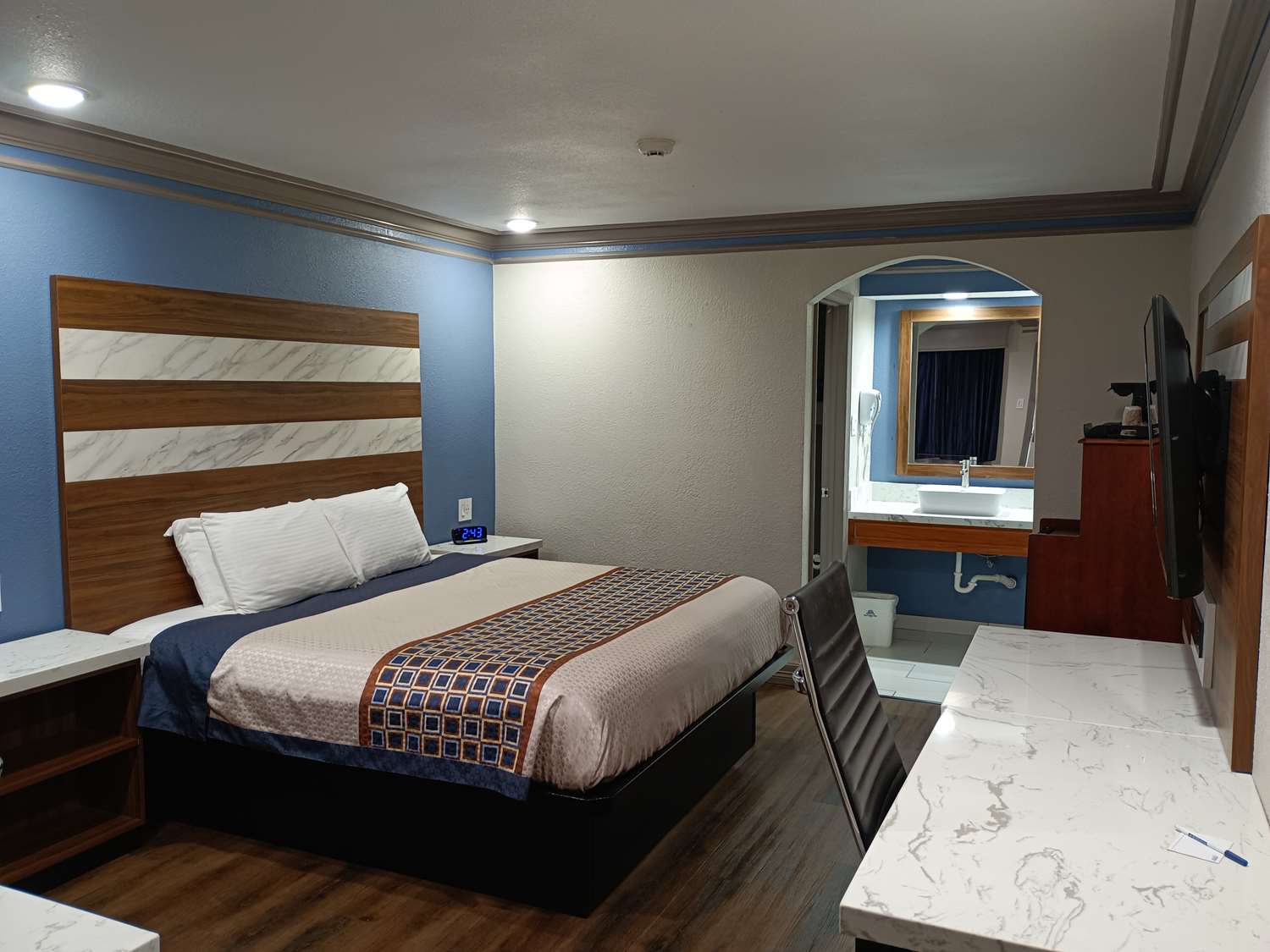 1 King Bed image