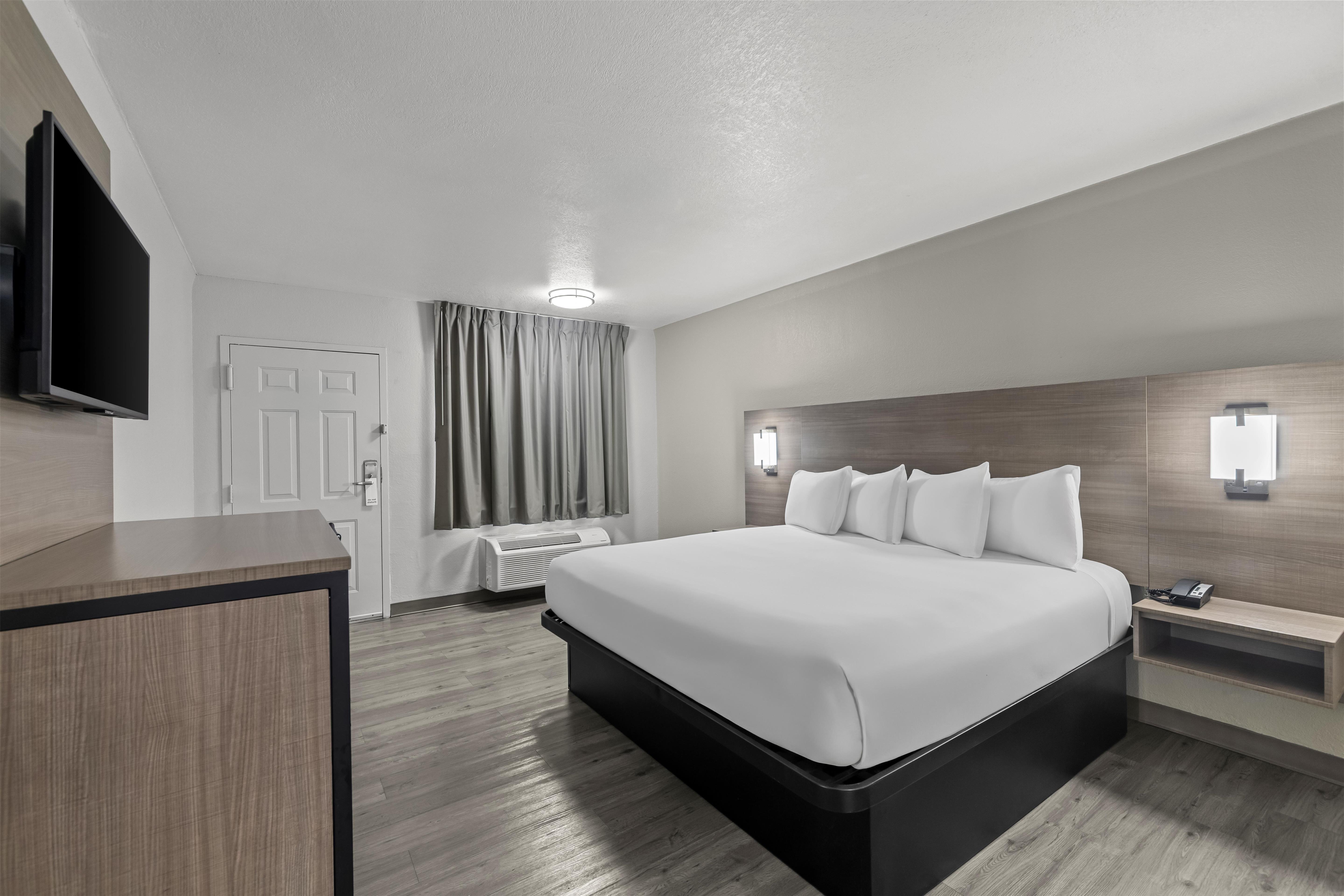 1 King Bed Non-Smoking image