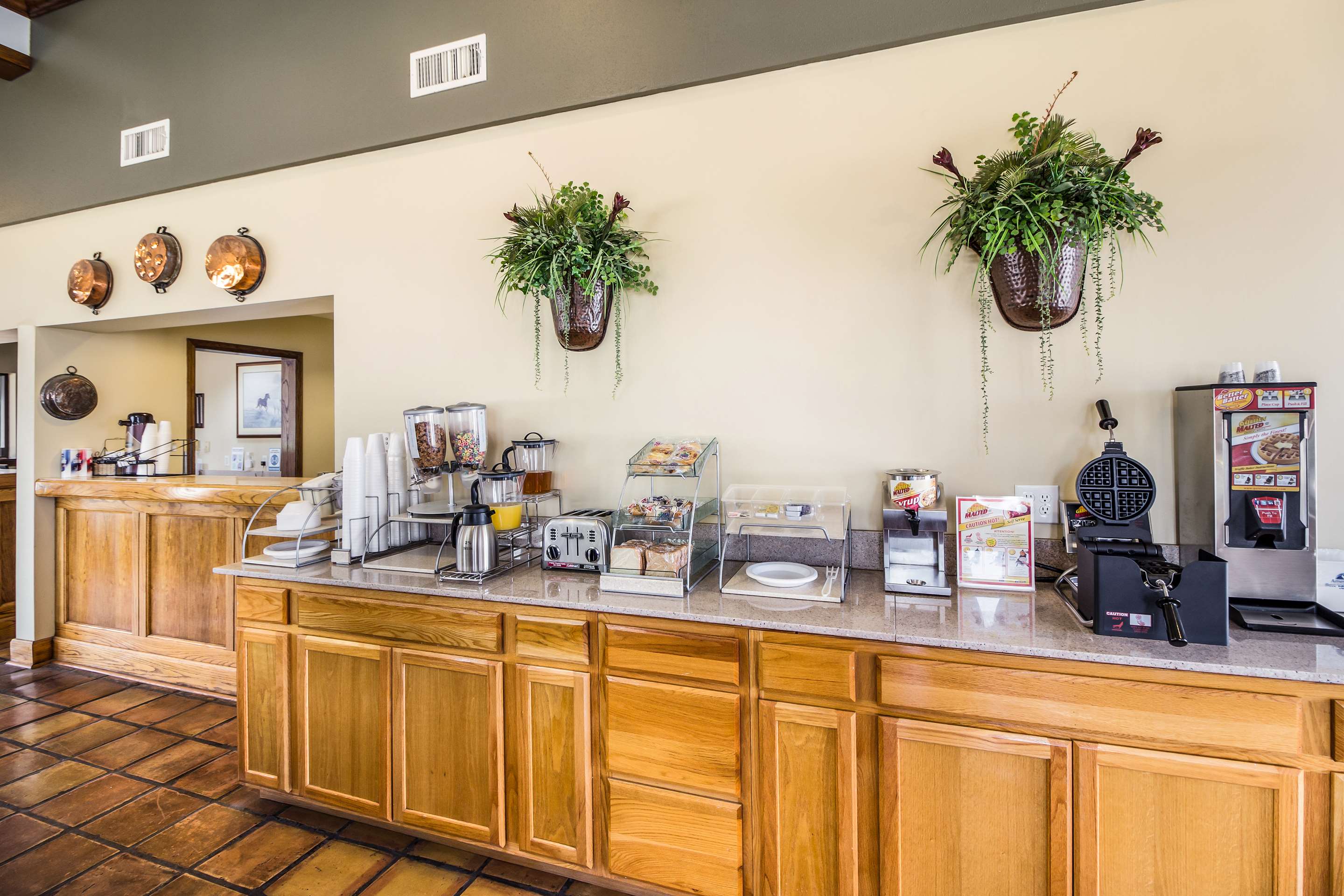 Breakfast Area | Americas Best Value Inn Columbus