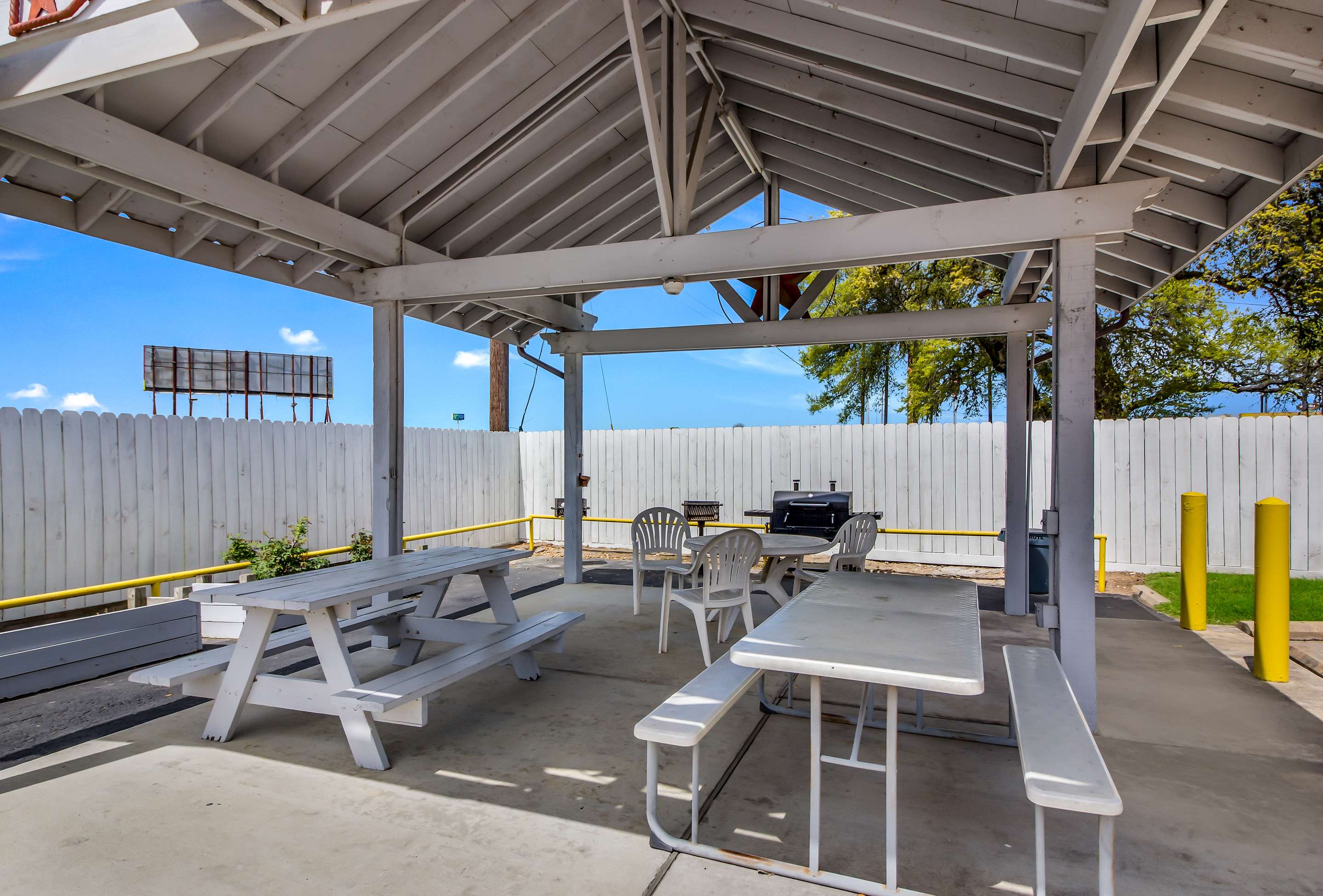 Grill Area | Americas Best Value Inn Columbus