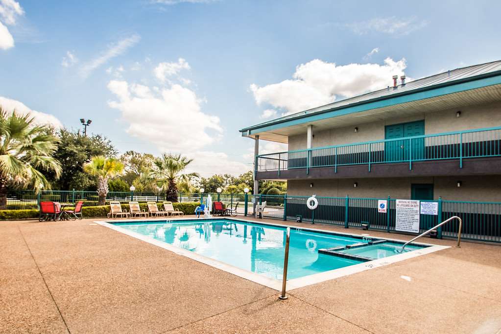 Outdoor Swimming Pool | Americas Best Value Inn Fort Worth