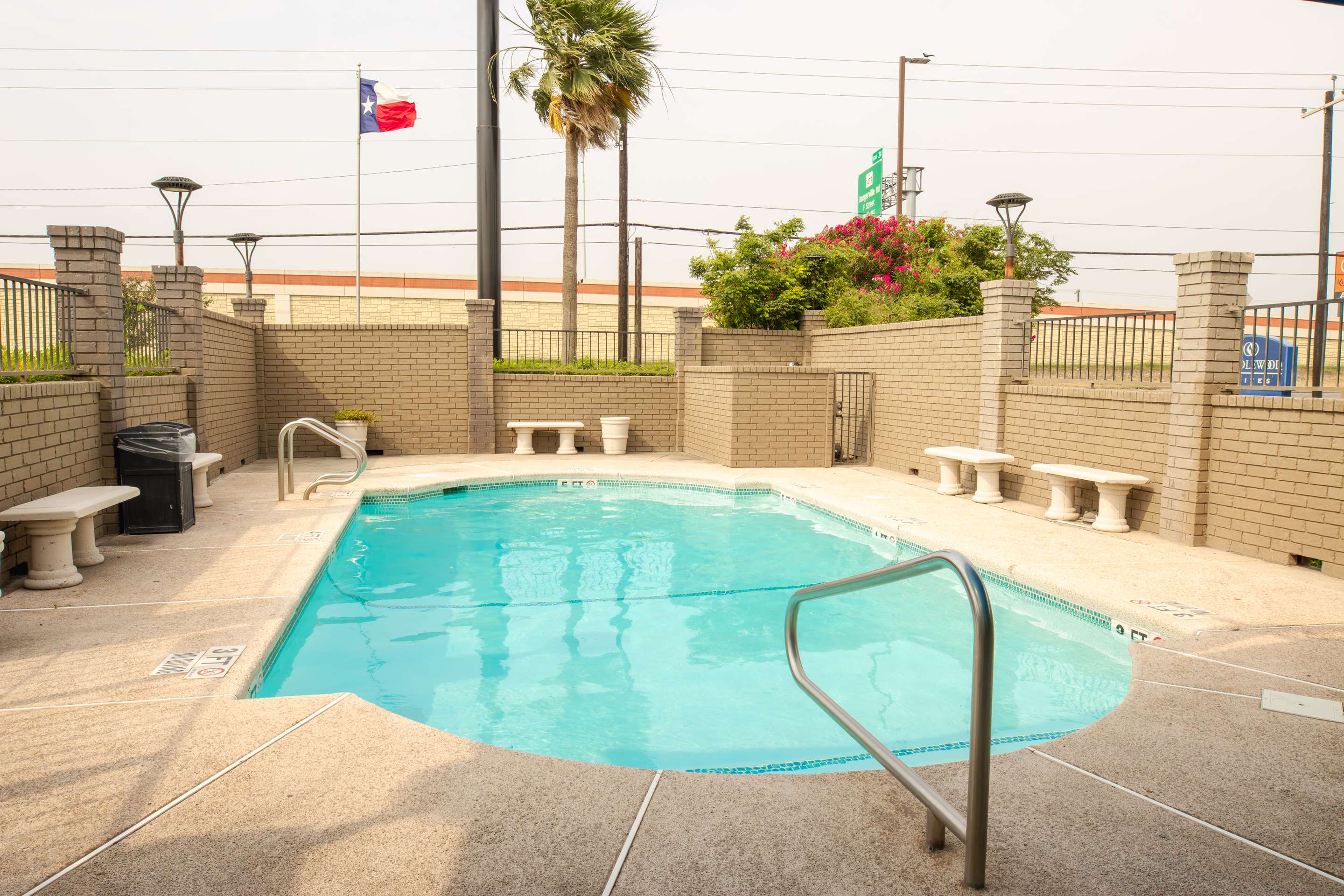 ABVI Harlingen TX Pool | Americas Best Value Inn Harlingen