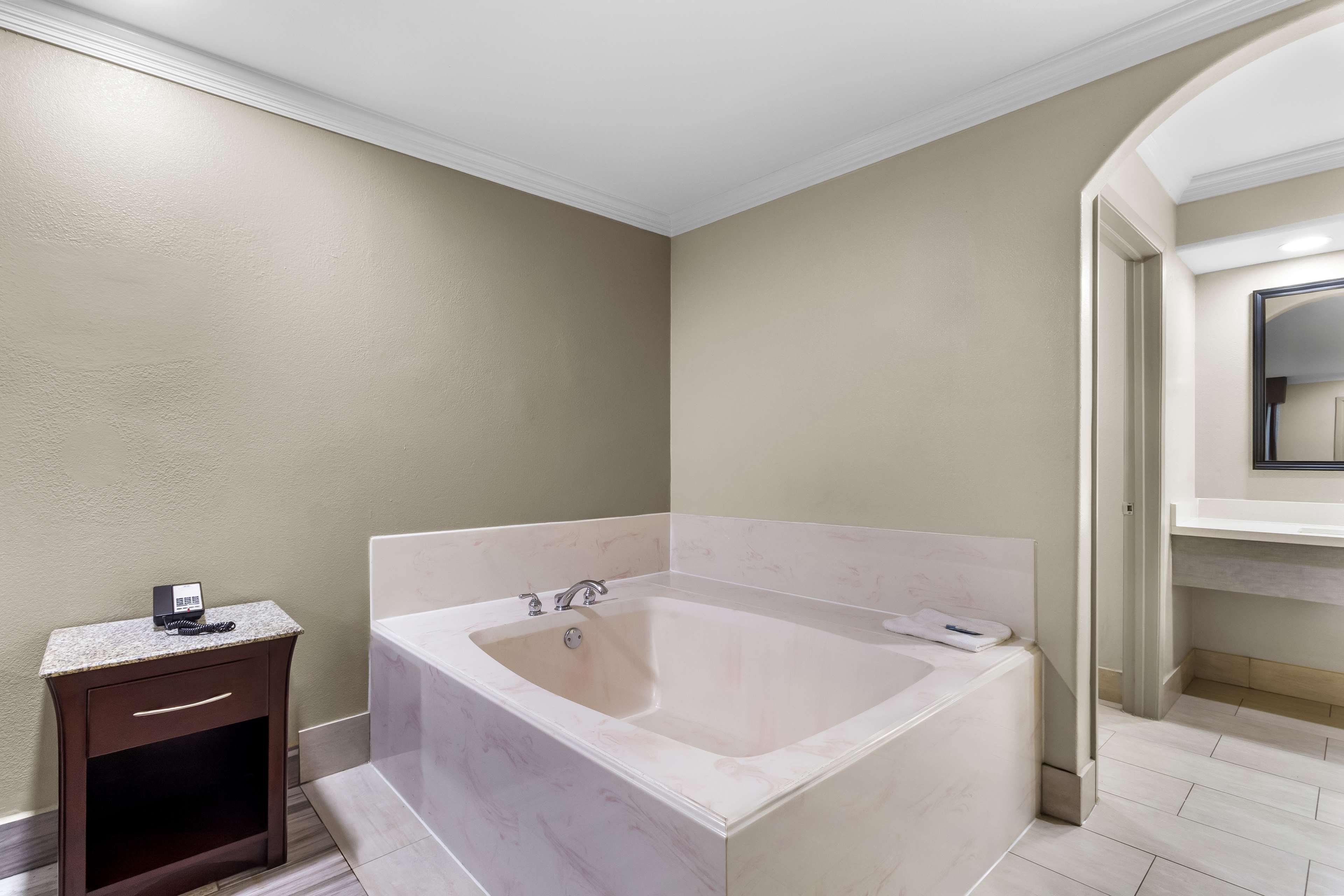 1 King Bed Jetted Tub Accessible Non-Smoking image