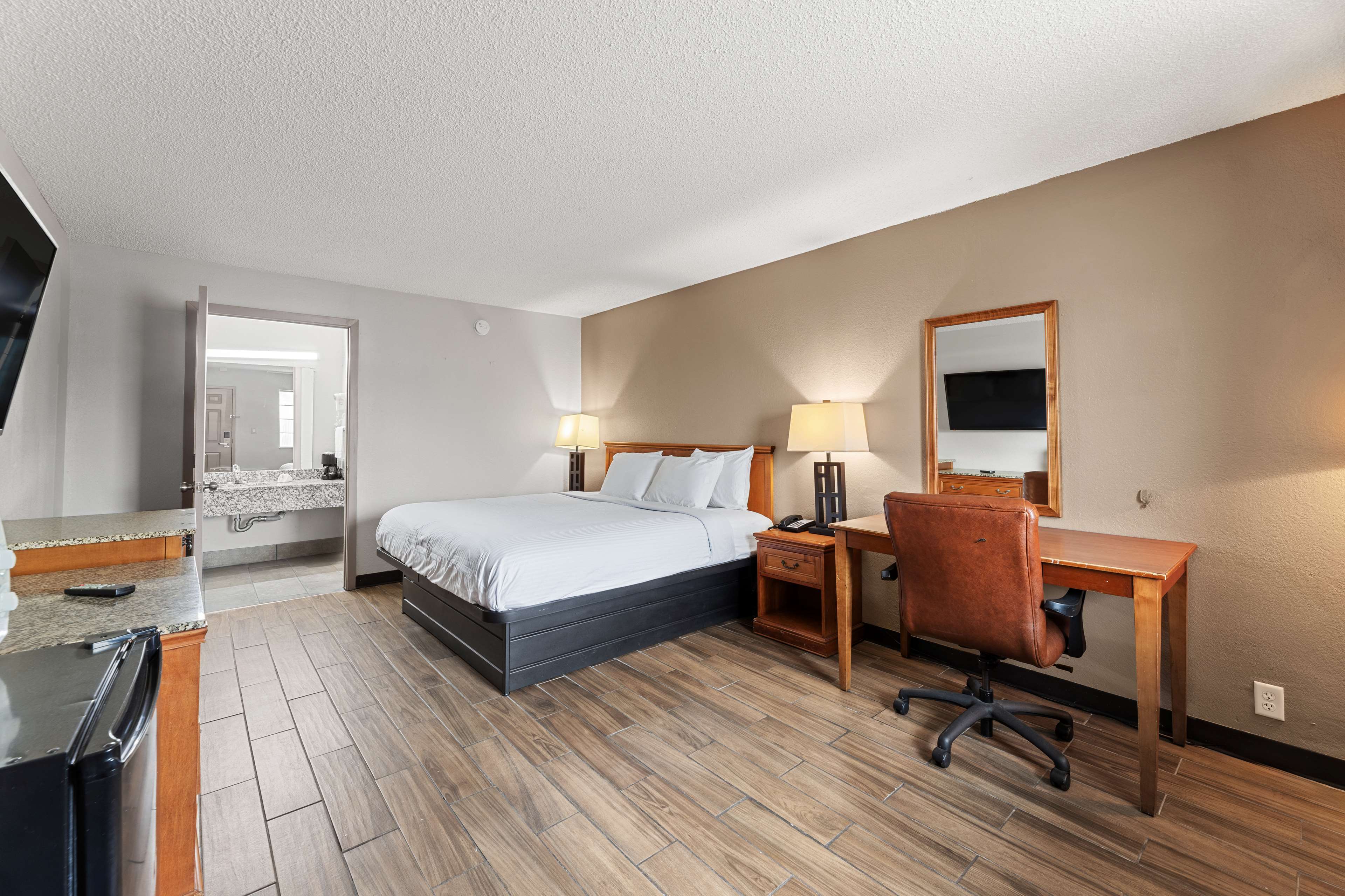 1 King Bed Business Smoking image