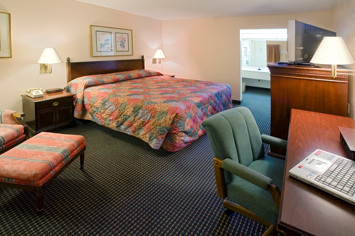 1 Queen Bed Accessible image