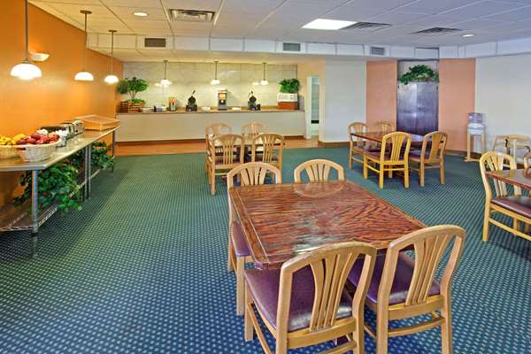  - Americas Best Value Inn Laredo - I-35, Exit 3A