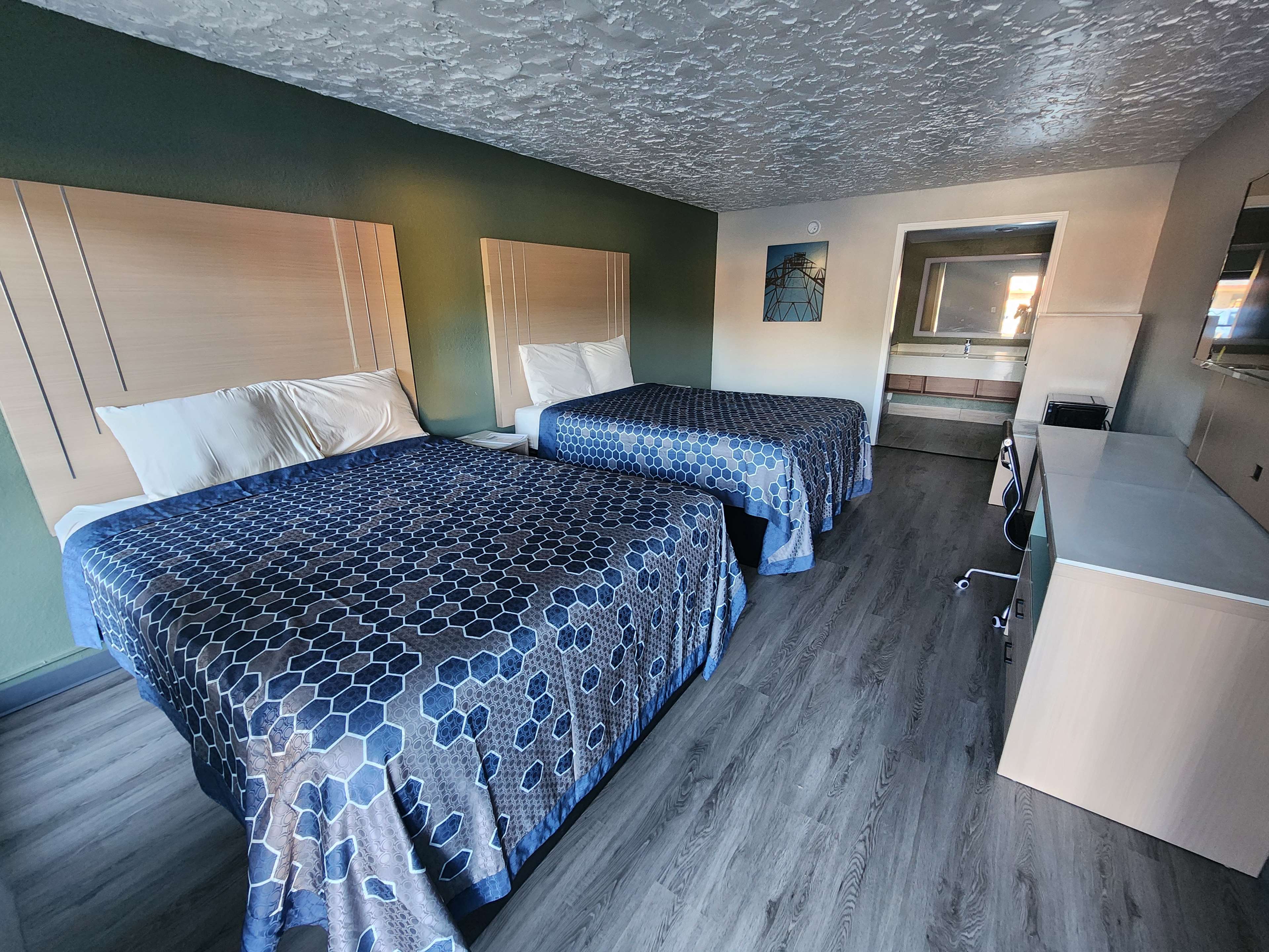 2 Queen Beds Non-Smoking image