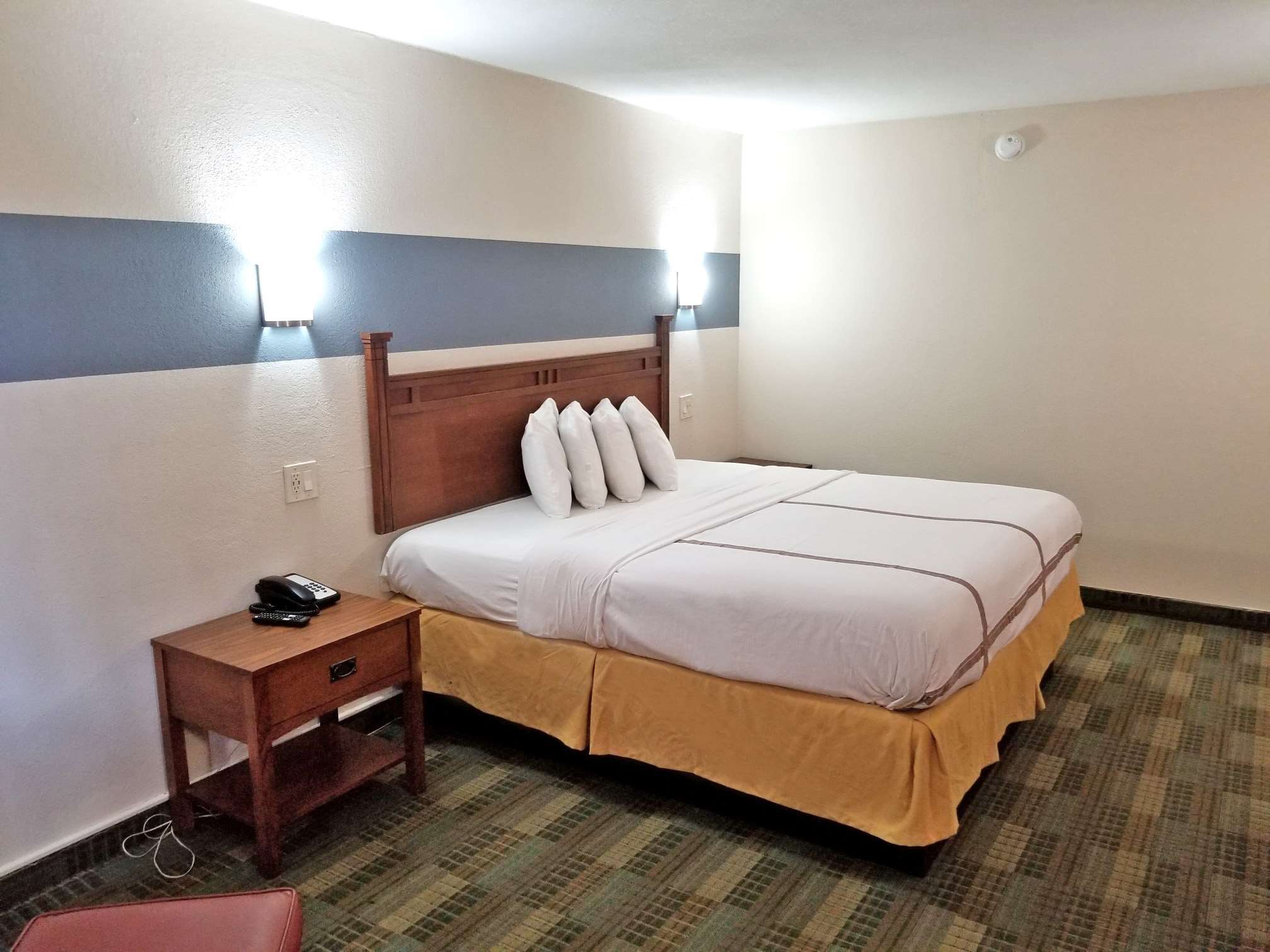 1 King Bed Non-Smoking image
