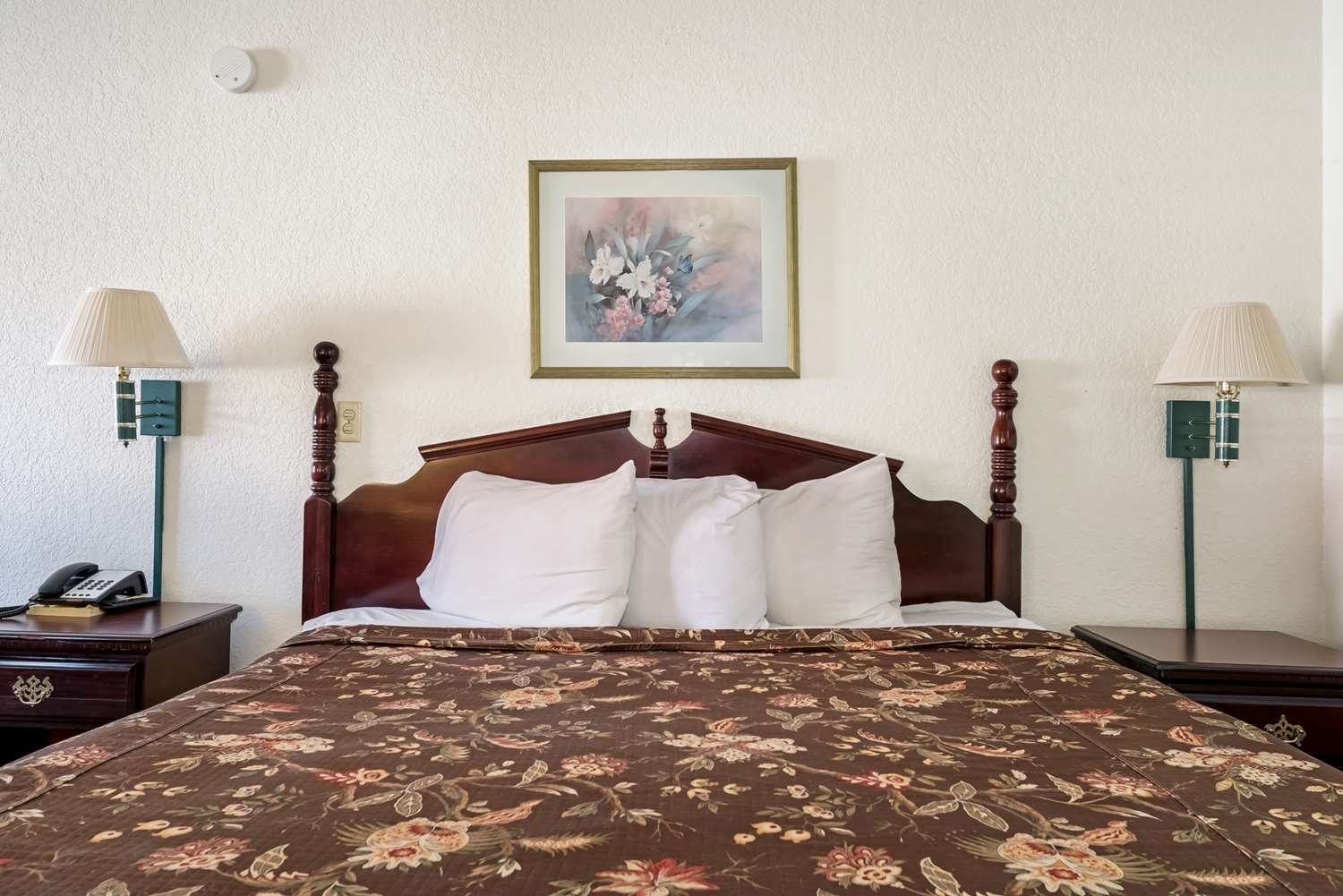 1 King Bed Non-Smoking image