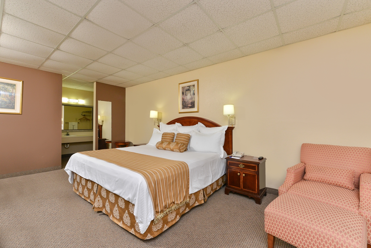 1 King Bed Non-Smoking image