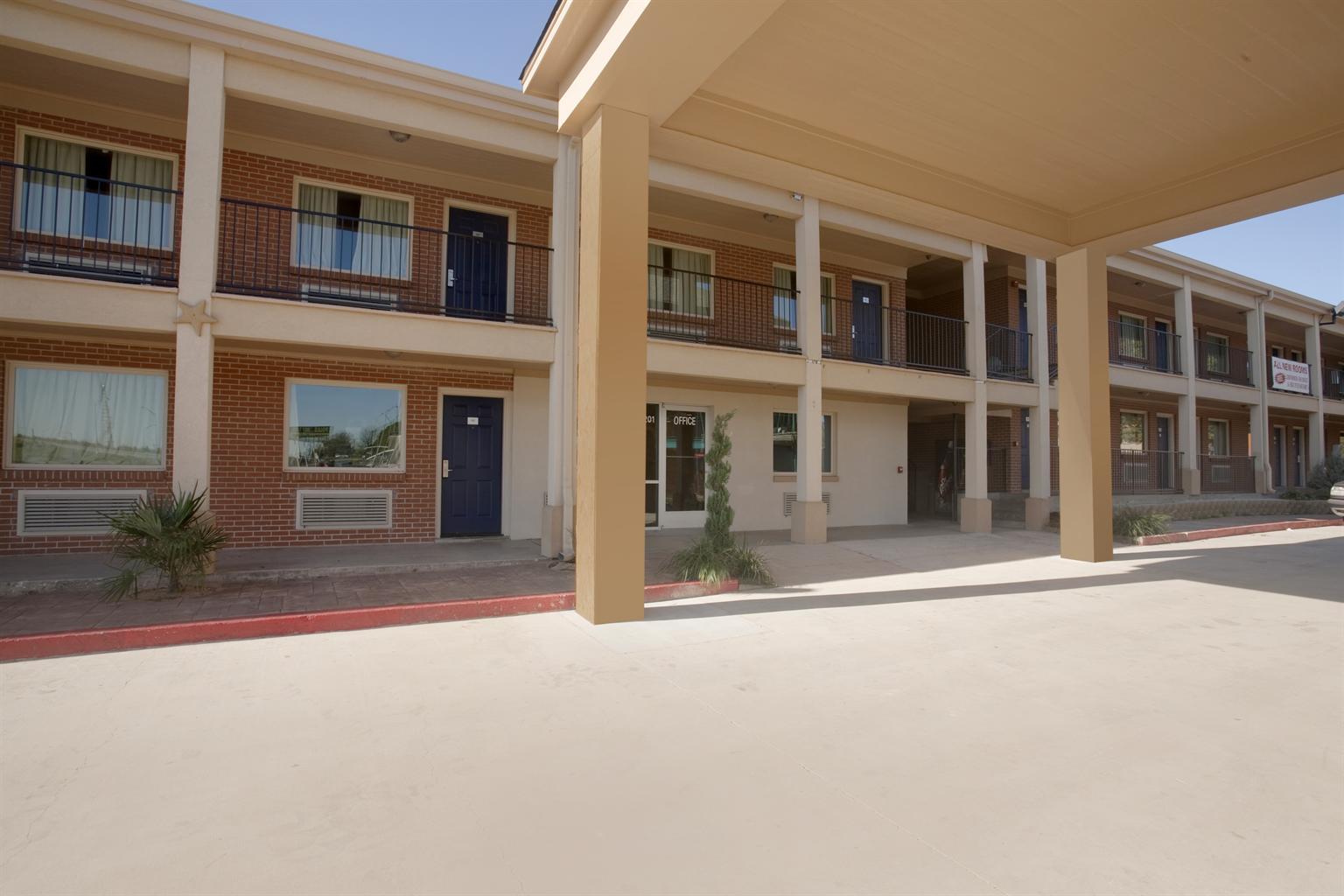 Front Exterior | Americas Best Value Inn Waco