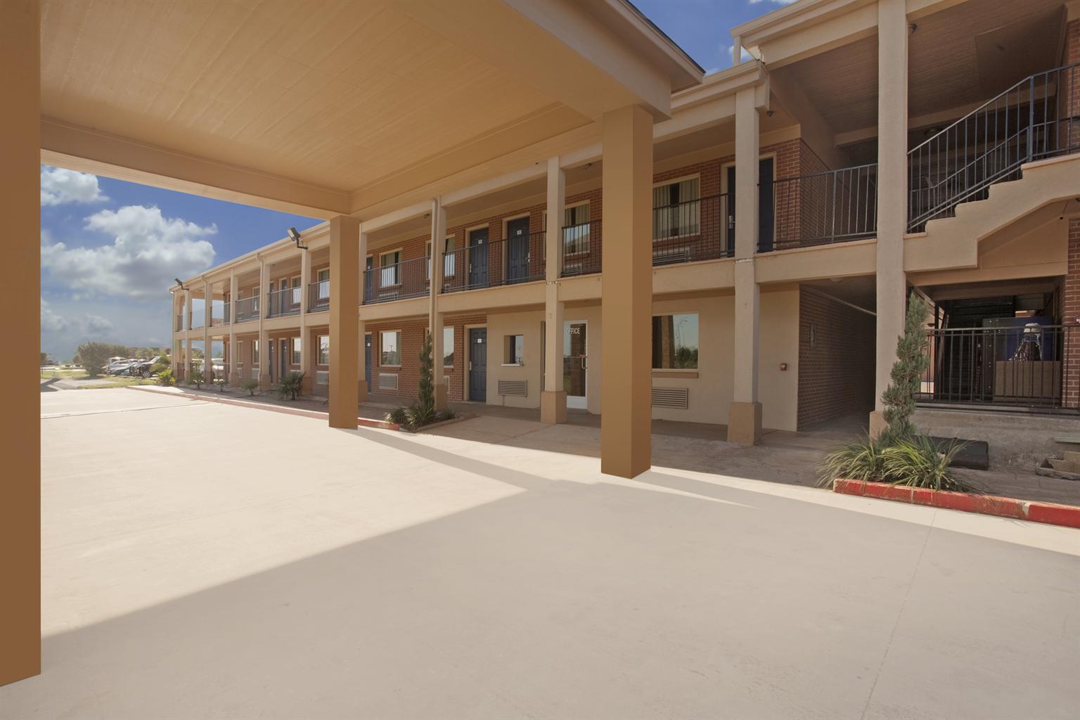 Front Exterior | Americas Best Value Inn Waco