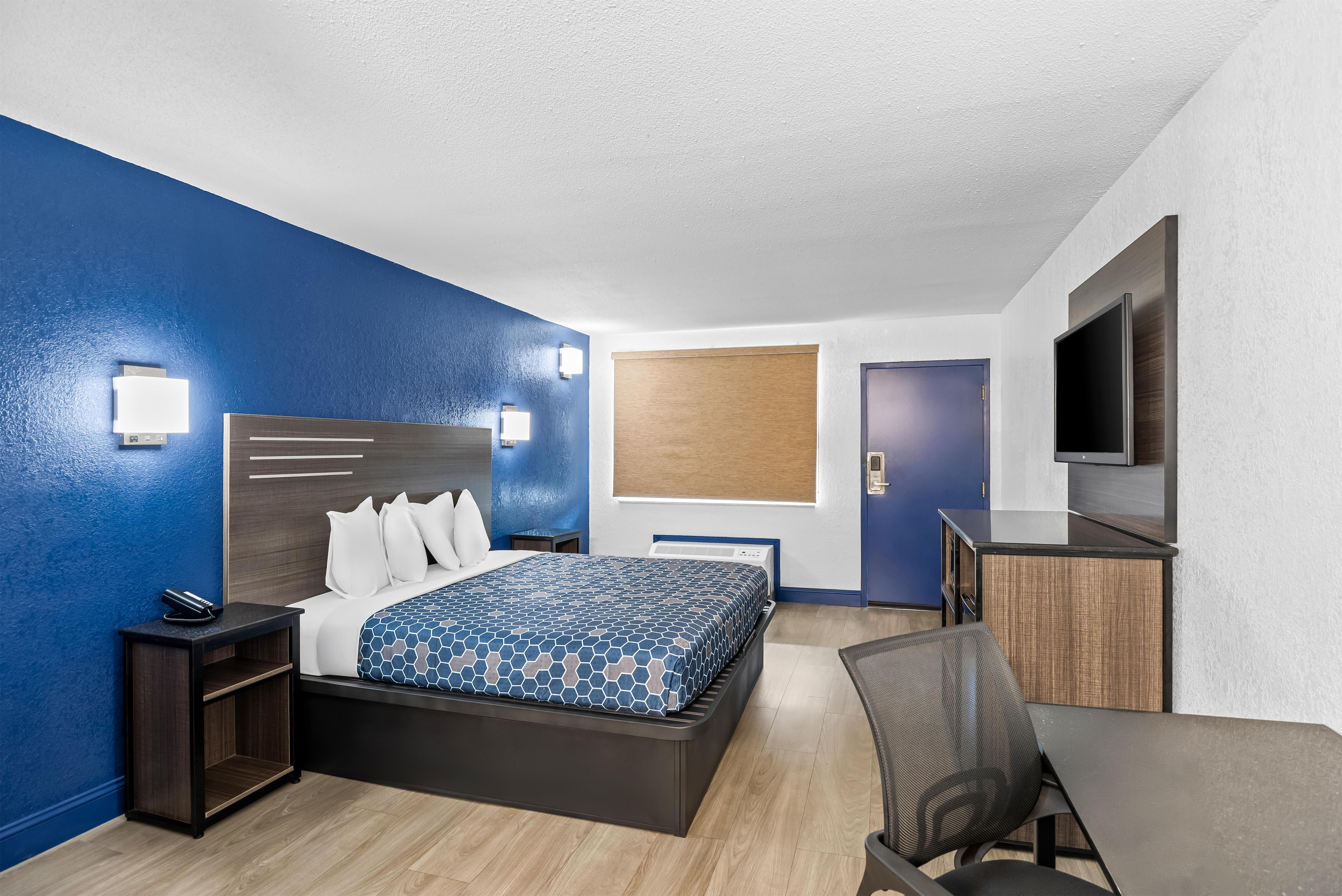 1 King Bed Non-Smoking image
