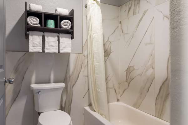  - Americas Best Value Inn & Suites Platinum Houston - I-45, Exit 59