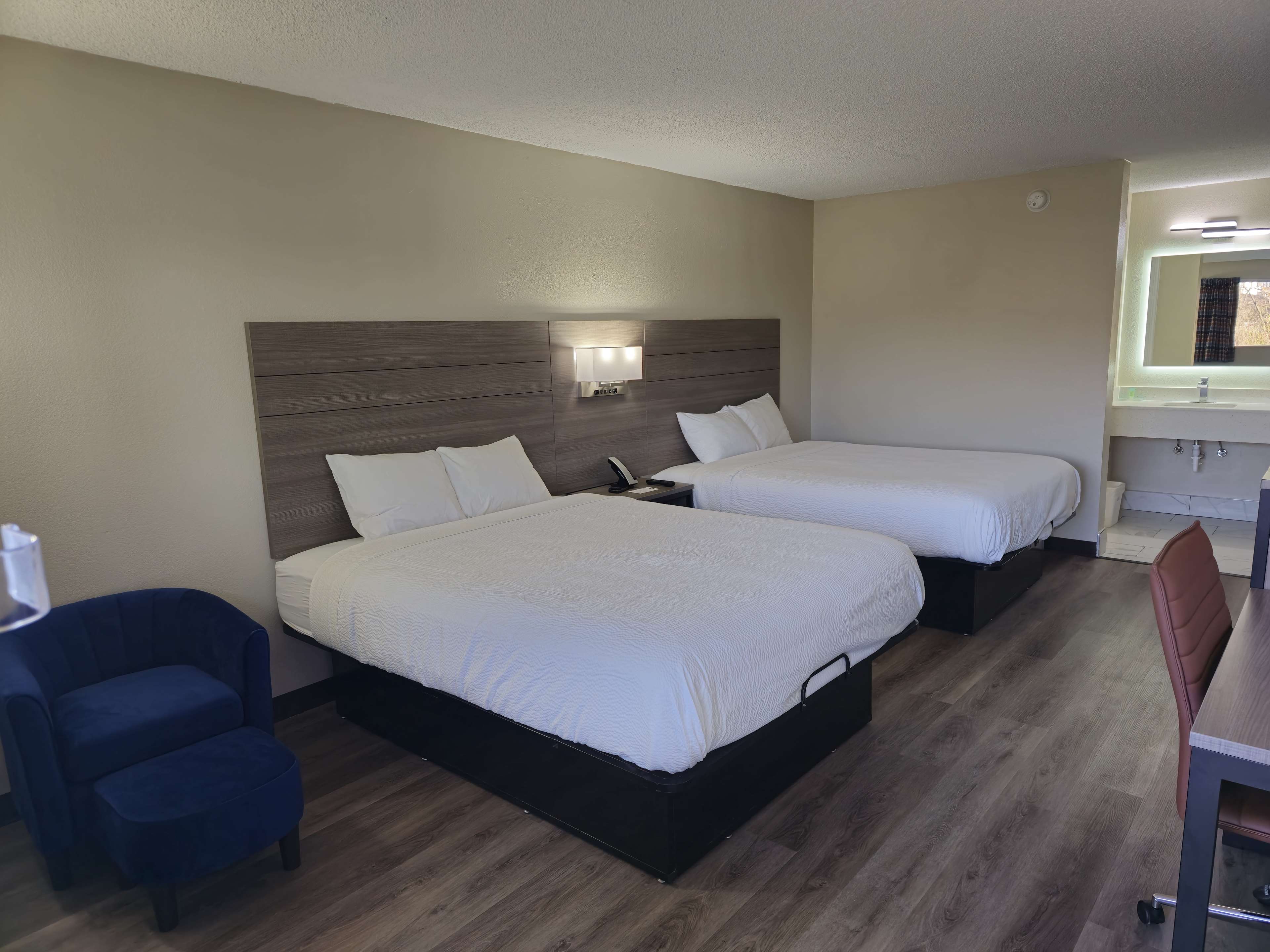 2 Queen Beds Non-Smoking image