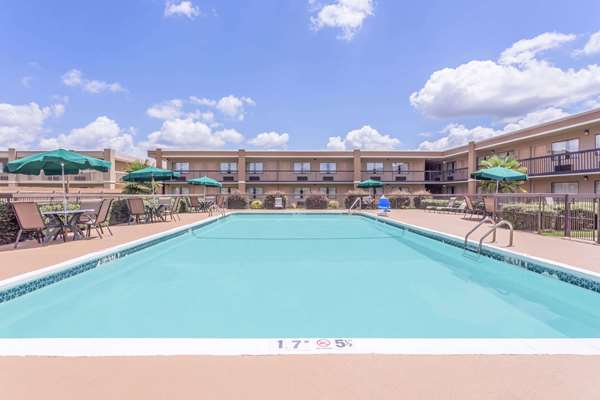 Pool - Ramada Hotel Macon - I-475, Exit 3