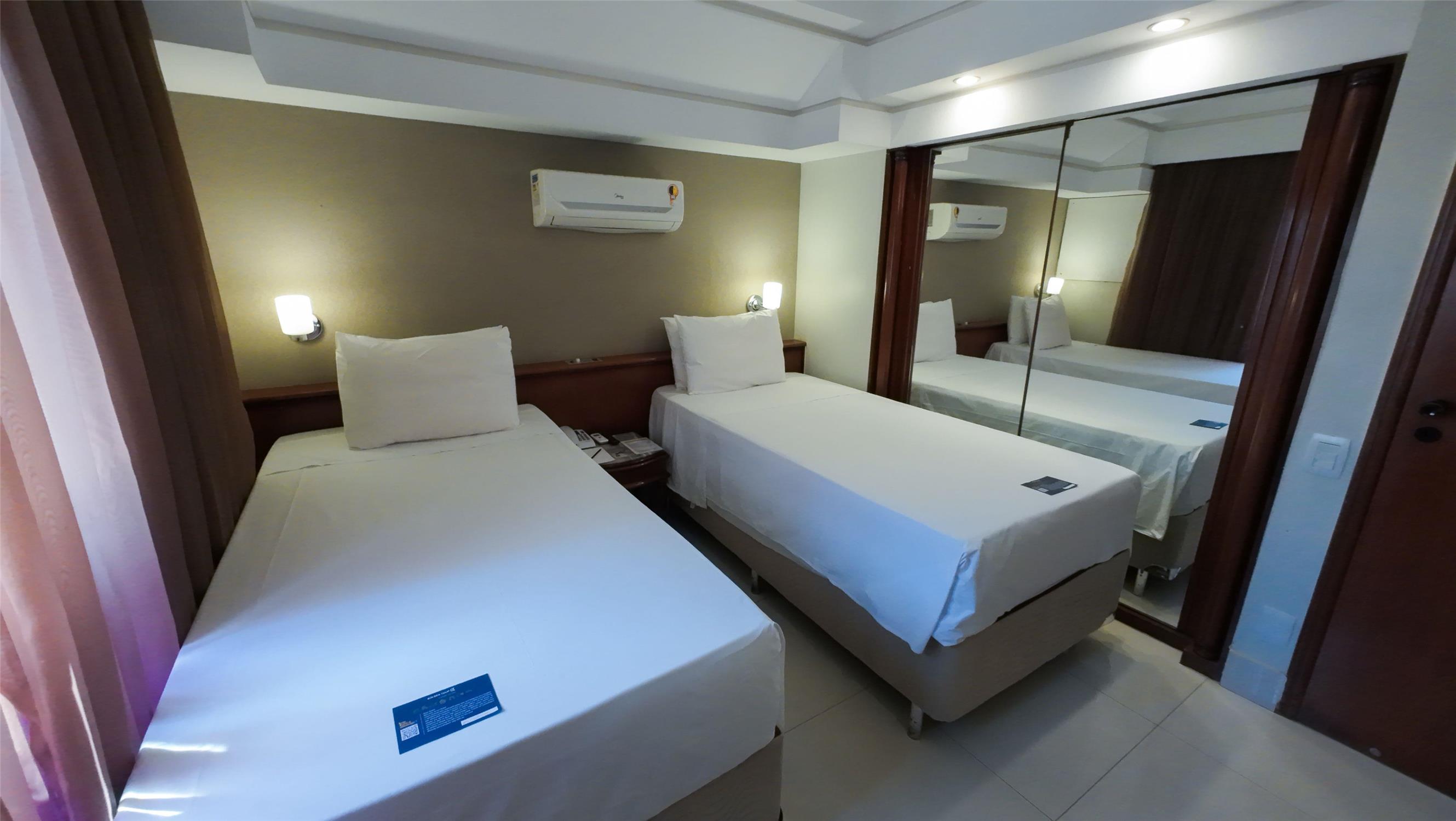 DELUXE 2 SINGLLE BEDS